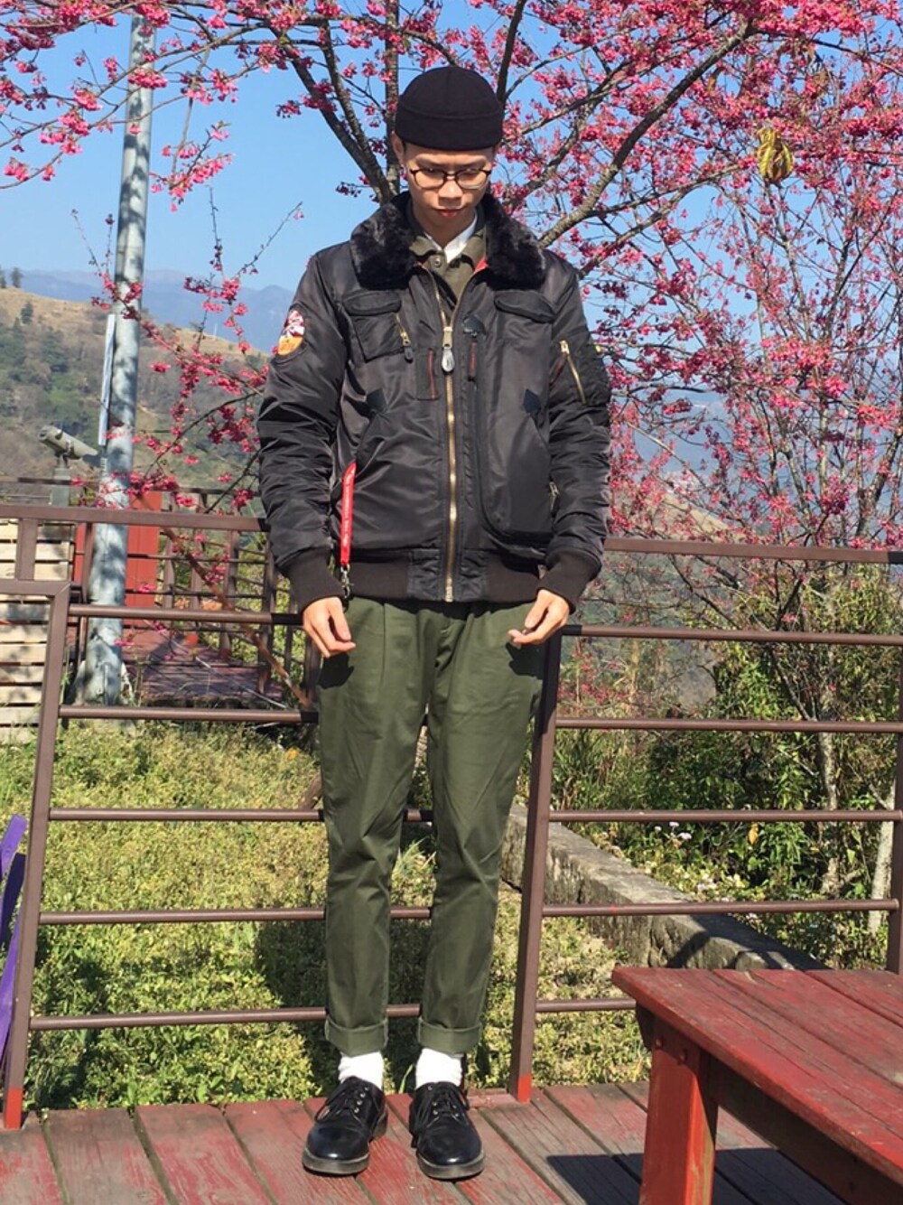 「Dr. Martensのアイテム（シューズ、ブラック系）」を使った、楚門さん（メンズ・183cm）の春コーディネートの1枚目の写真