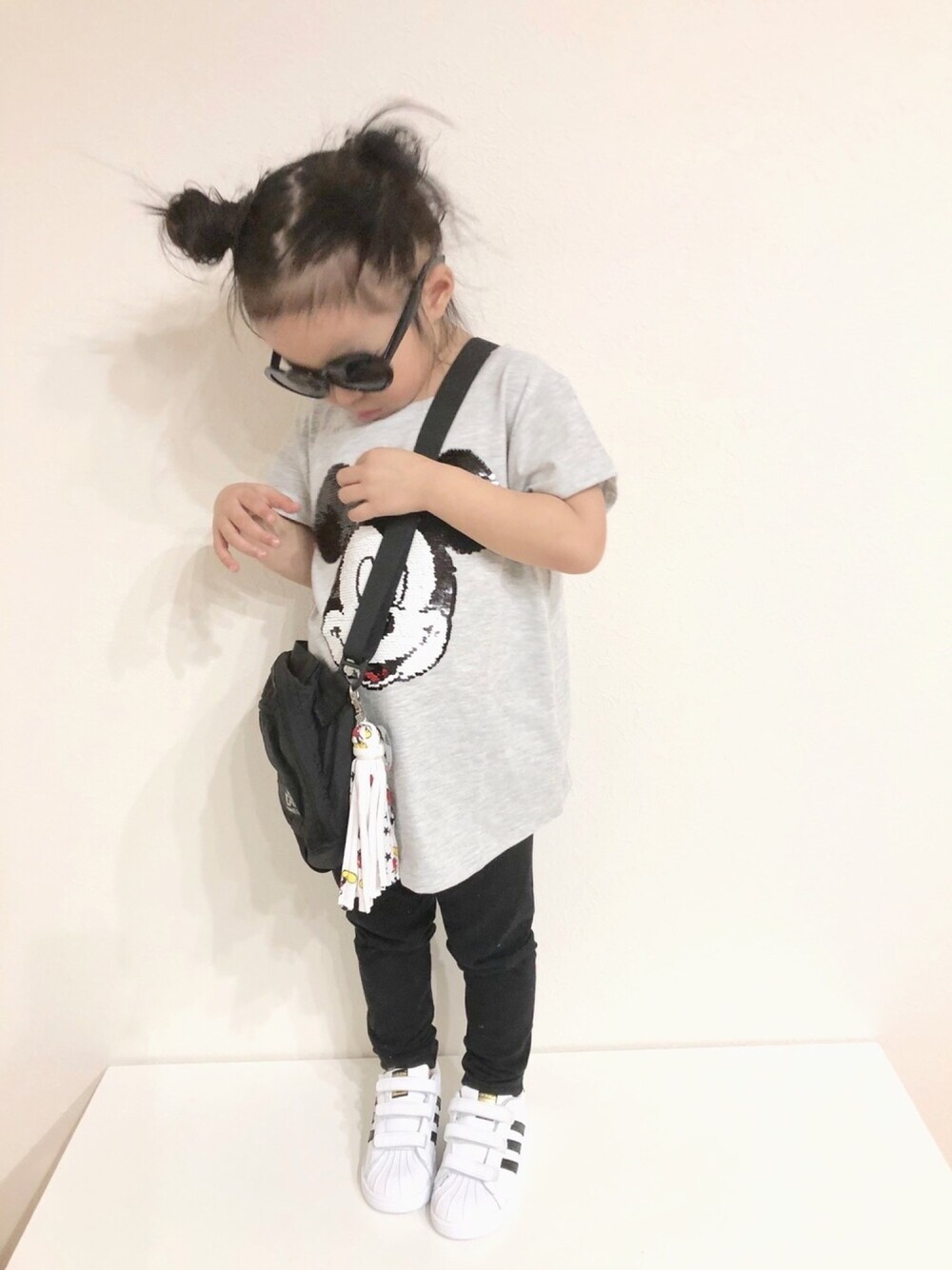 「ミッキー、キャラT、タッセル、おだんごヘアー、adidas、レギンス、スパンコール、モノトーン、HALULUmade、ショルダーバッグ」｜「H&Mのアイテム（Tシャツ/カットソー、グレー系）」を使った、はーとみーさん（キッズ・100cm）の春コーディネートの1枚目の写真