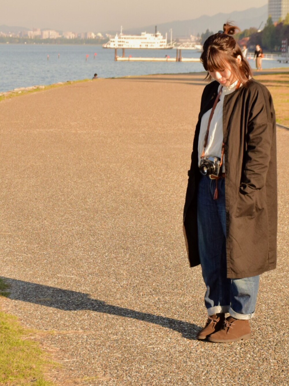 「秋コーデ、ジーパン、カジュアル、シンプルコーデ、ナチュラル、カメラ女子、ハーフアップお団子」｜「ClarksのDesert Boot / ウィメンズ デザートブーツ（ブラウンスエード）（ブーツ、ブラウン系）」を使った、おきみ。さん（レディース・158cm）の秋コーディネートの1枚目の写真