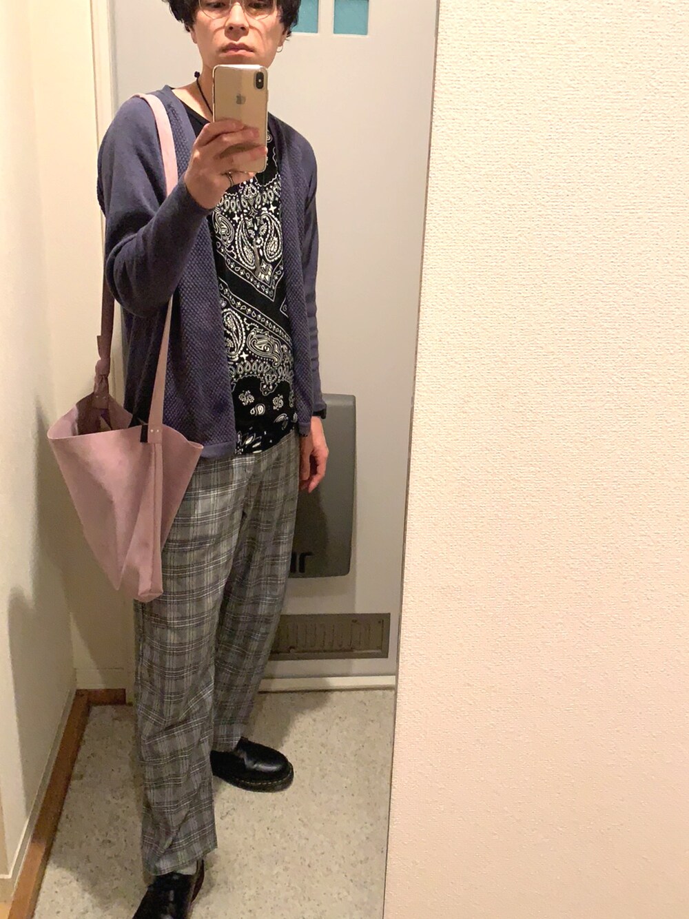「きれいめカジュアル、ニット」｜「kutirの【Youtuber JUN紹介アイテム】wide tapered PANTS / ワイドストレートテーパードパンツ　チェック（その他パンツ、グレー系）」を使った、トシボーイさん（メンズ・183cm）の秋コーディネートの1枚目の写真
