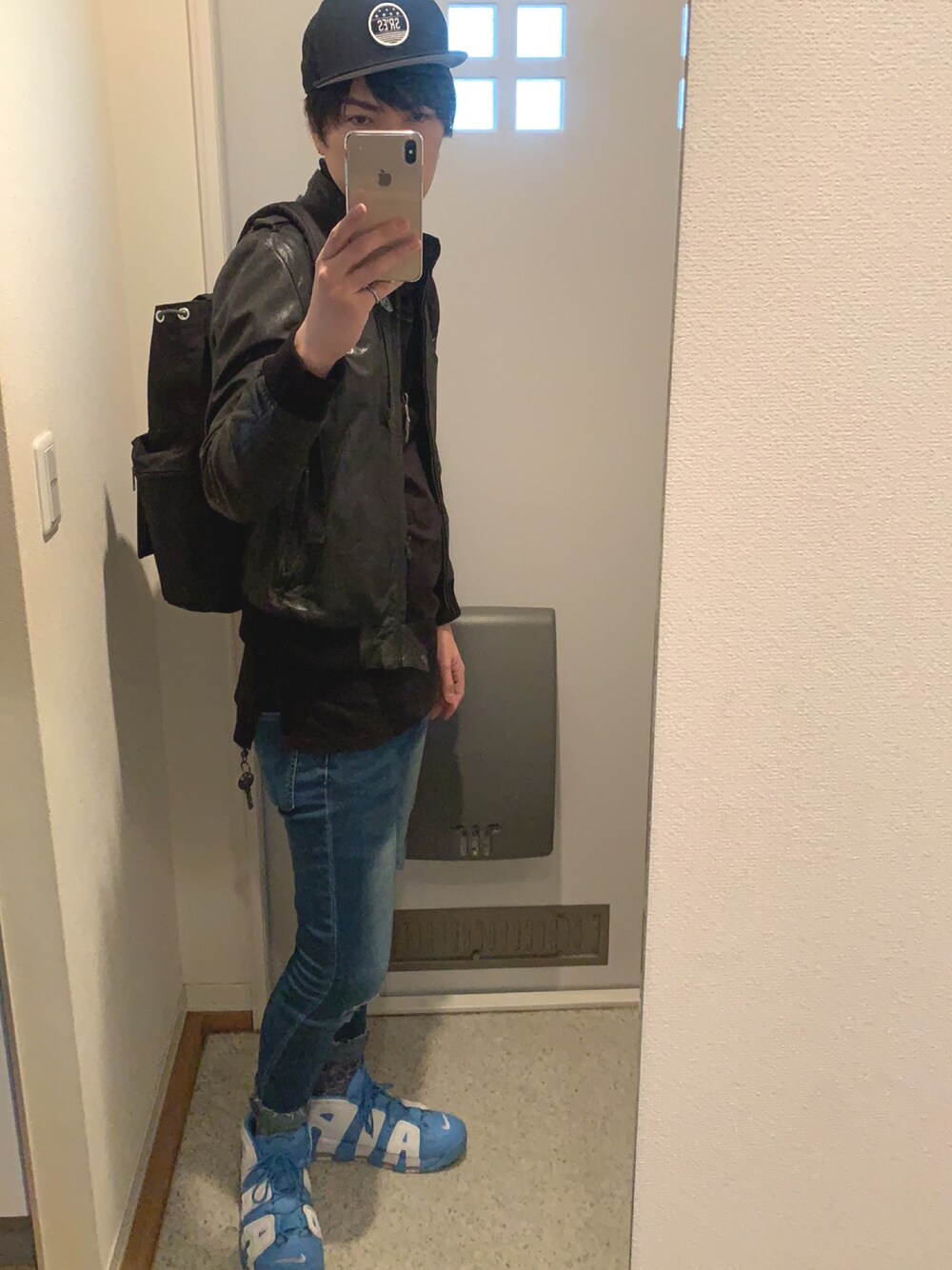 「シンプルおしゃれが好き、モアテン」｜「NIKEのアイテム（スニーカー、ブルー系）」を使った、トシボーイさん（メンズ・183cm）の秋コーディネートの1枚目の写真