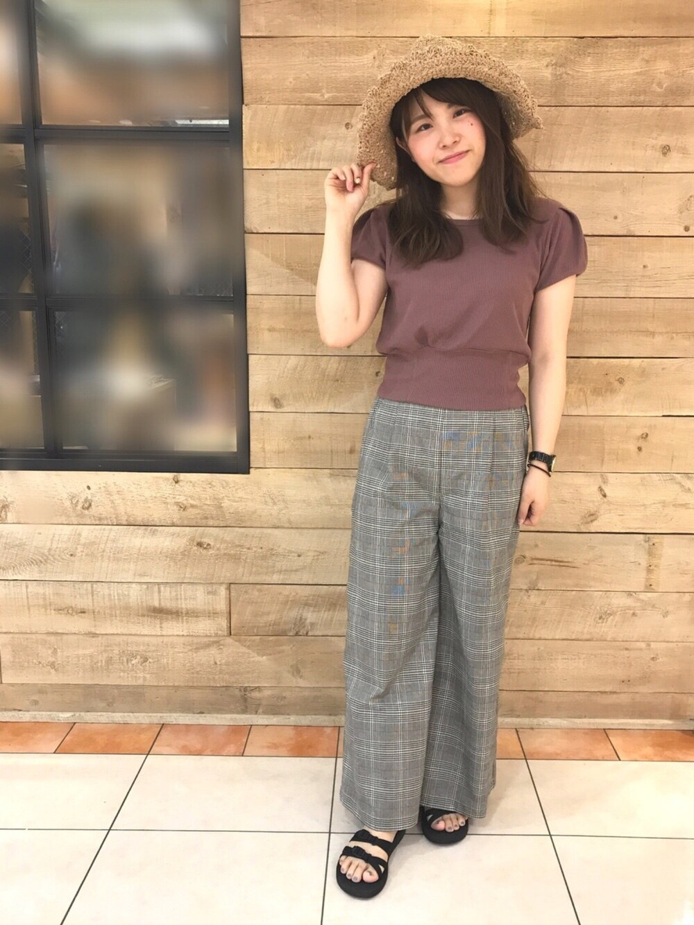 ピンク系のTシャツ/カットソー、ベージュ系のその他パンツ、ブラック系のサンダルを着用したレディースの夏コーディネートの1枚目の写真