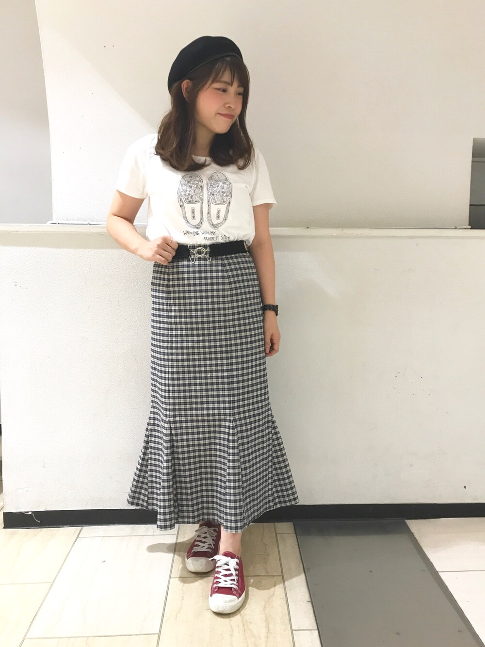 ホワイト系のTシャツ/カットソー、ベージュ系のスカート、レッド系のシューズを着用したレディースの夏コーディネートの1枚目の写真