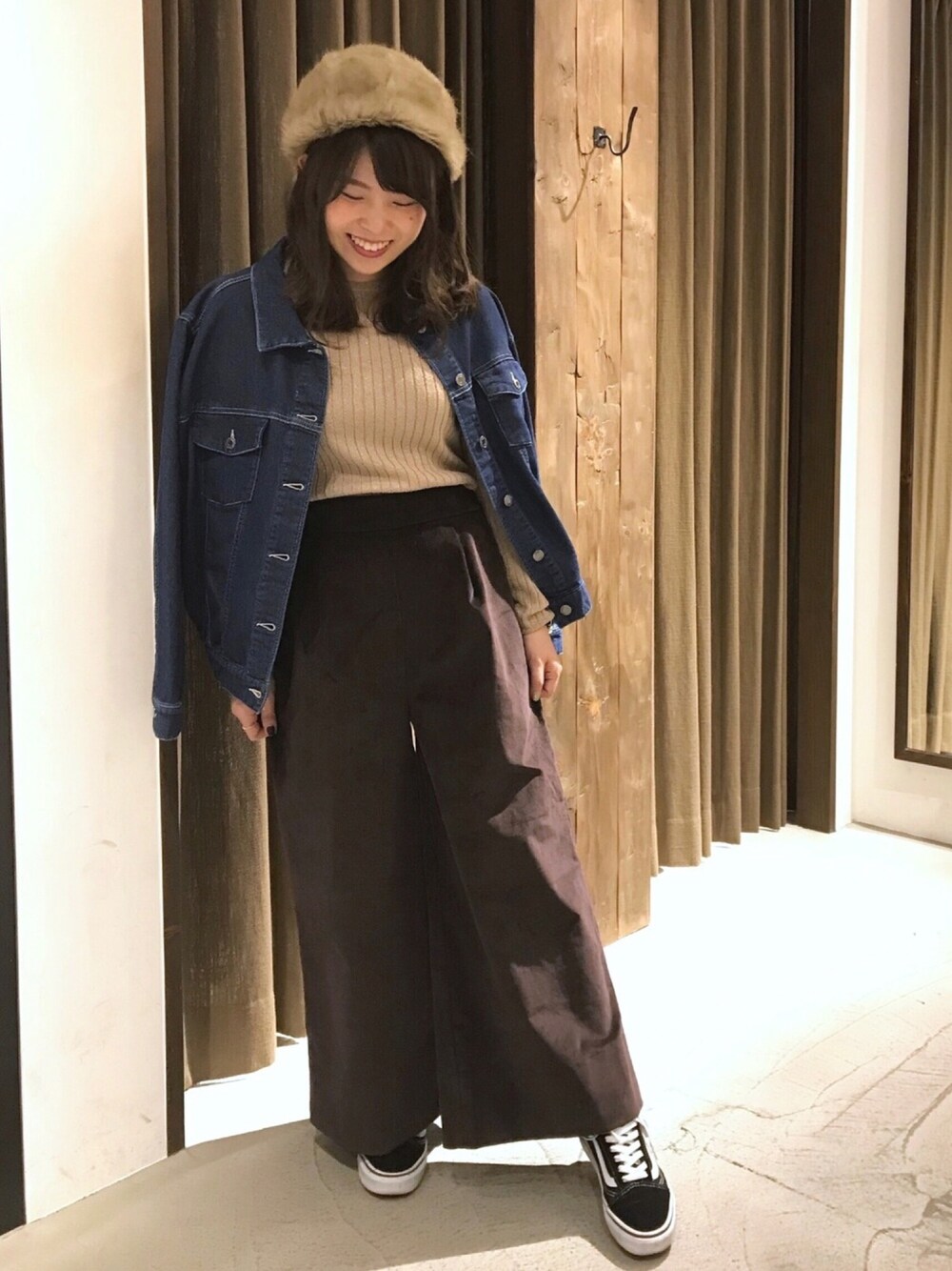 ブルー系のデニムジャケット、ベージュ系のTシャツ/カットソー、ブラウン系のその他パンツを着用したレディースの秋コーディネートの1枚目の写真
