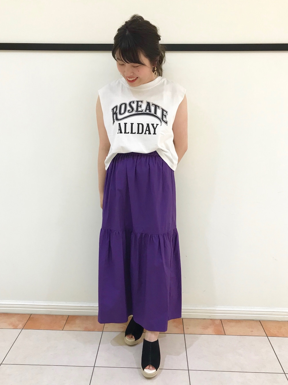 ホワイト系のTシャツ/カットソー、パープル系のスカート、ブラック系のサンダルを着用したレディースの夏コーディネートの1枚目の写真