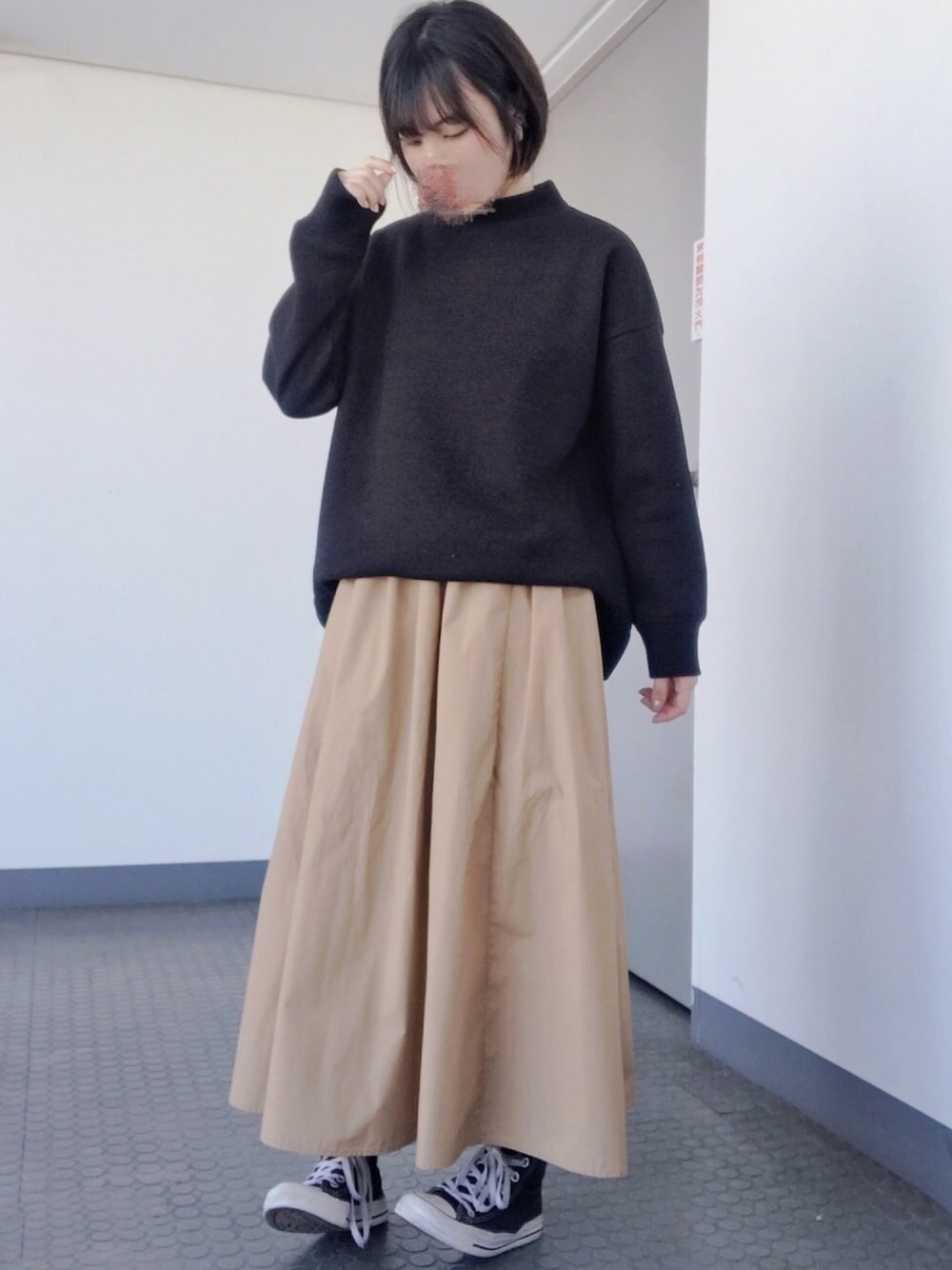 「冬コーデ、Tシャツ、ブラック、ootd、オトナカジュアル、スニーカー、コンバース、古着、スカート、プチプラ」｜「GUのアイテム（スカート、ベージュ系）」を使った、ビ﹏台湾人日本在住さん（レディース・152cm）の秋コーディネートの1枚目の写真