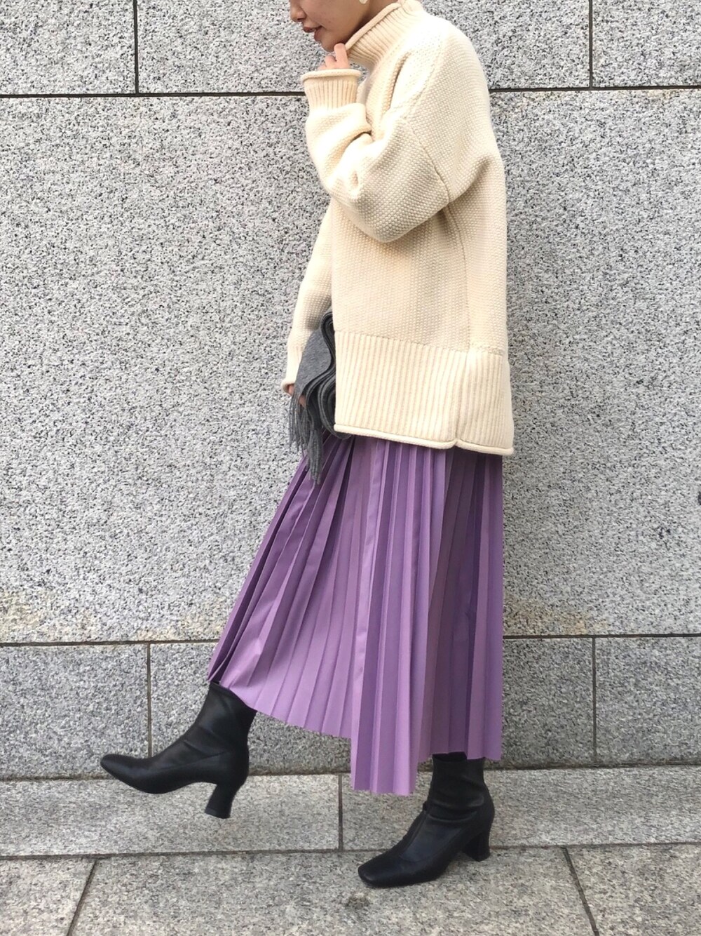 「休日スタイル、大人カジュアル、楽チンコーデ、おしゃれさんと繋がりたい、今日のコーデ、ゆるコーデ、プチプラコーデ、きれいめカジュアル、ブーツ、カジュアル」｜「un dix corsの《主役級の1枚》シンセティックレザープリーツスカート（スカート、パープル系）」を使った、reaさん（レディース・156cm）の冬コーディネートの1枚目の写真