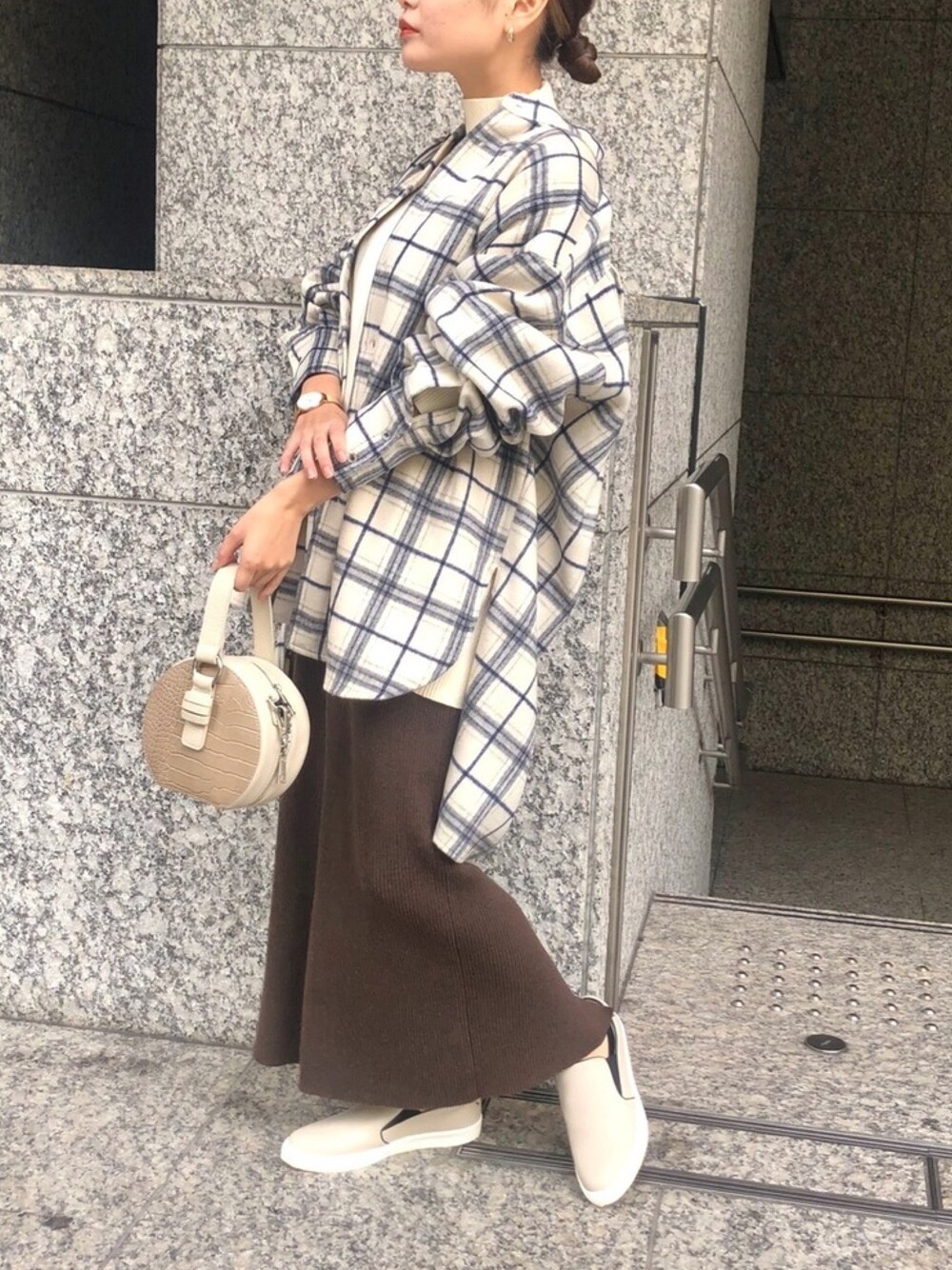 「カジュアル、シンプルコーデ、スニーカーコーデ、レイヤードスタイル、マイベストコーデ2020、古着コーデ、ゆるコーデ、チェック、カジュアルコーデ」｜「un dix corsの【羽織るだけでこなれ感が出る】起毛チェックルーズシャツ（長袖）（シャツ/ブラウス、ホワイト系）」を使った、reaさん（レディース・156cm）の冬コーディネートの1枚目の写真