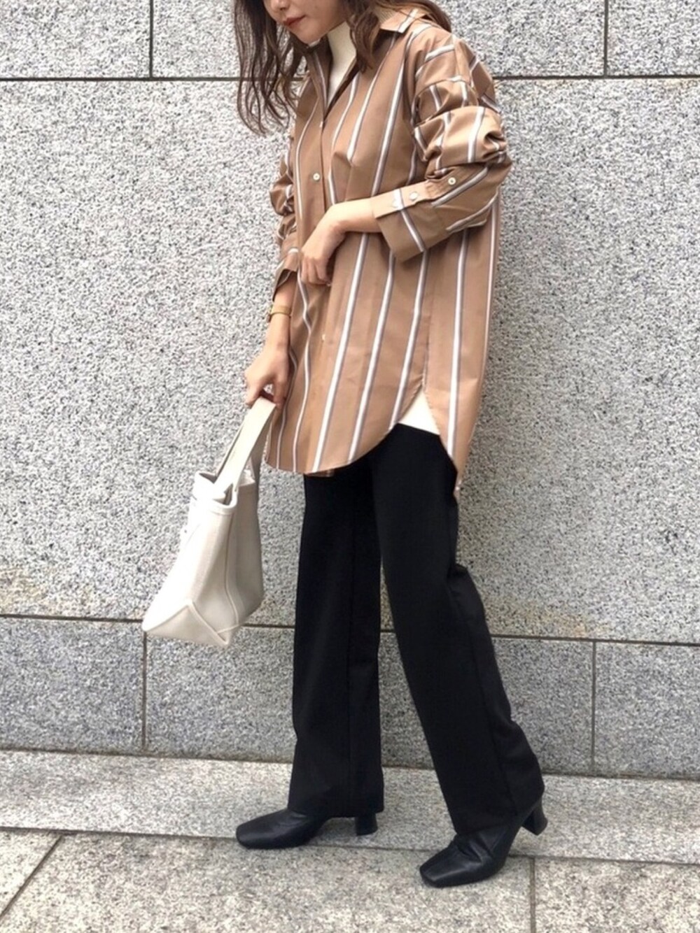「オトナ女子、カジュアル、レイヤードスタイル、お洒落さんとつながりたい、ワントーンコーデ、シャツスタイル、ストライプシャツ、タートルネック、シンプルコーデ、オトナカジュアル」｜「un dix corsのリラクシーな着心地が魅力　ストライプビッグシャツ（ミドル丈）（シャツ/ブラウス、ベージュ系）」を使った、reaさん（レディース・156cm）の冬コーディネートの1枚目の写真