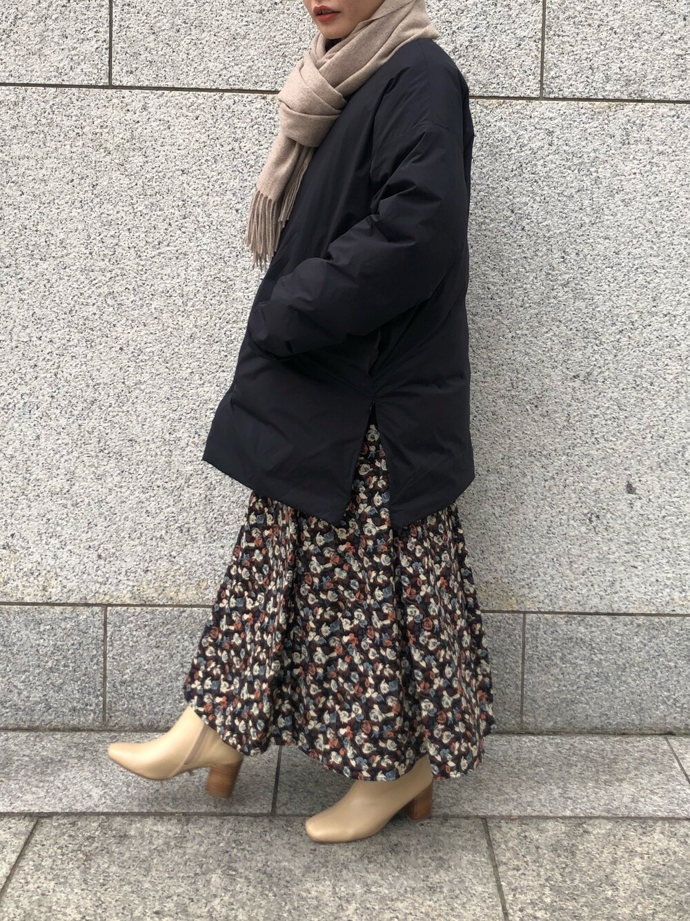 「大人カジュアル、今日のコーデ、冬コーデ、スカート、花柄、休日スタイル、ゆるコーデ、ロングスカート、モノトーン」｜「CAPRICIEUX LE'MAGEのライトダウンハーフコート（ダウンジャケット/コート、ブラック系）」を使った、reaさん（レディース・156cm）の冬コーディネートの1枚目の写真