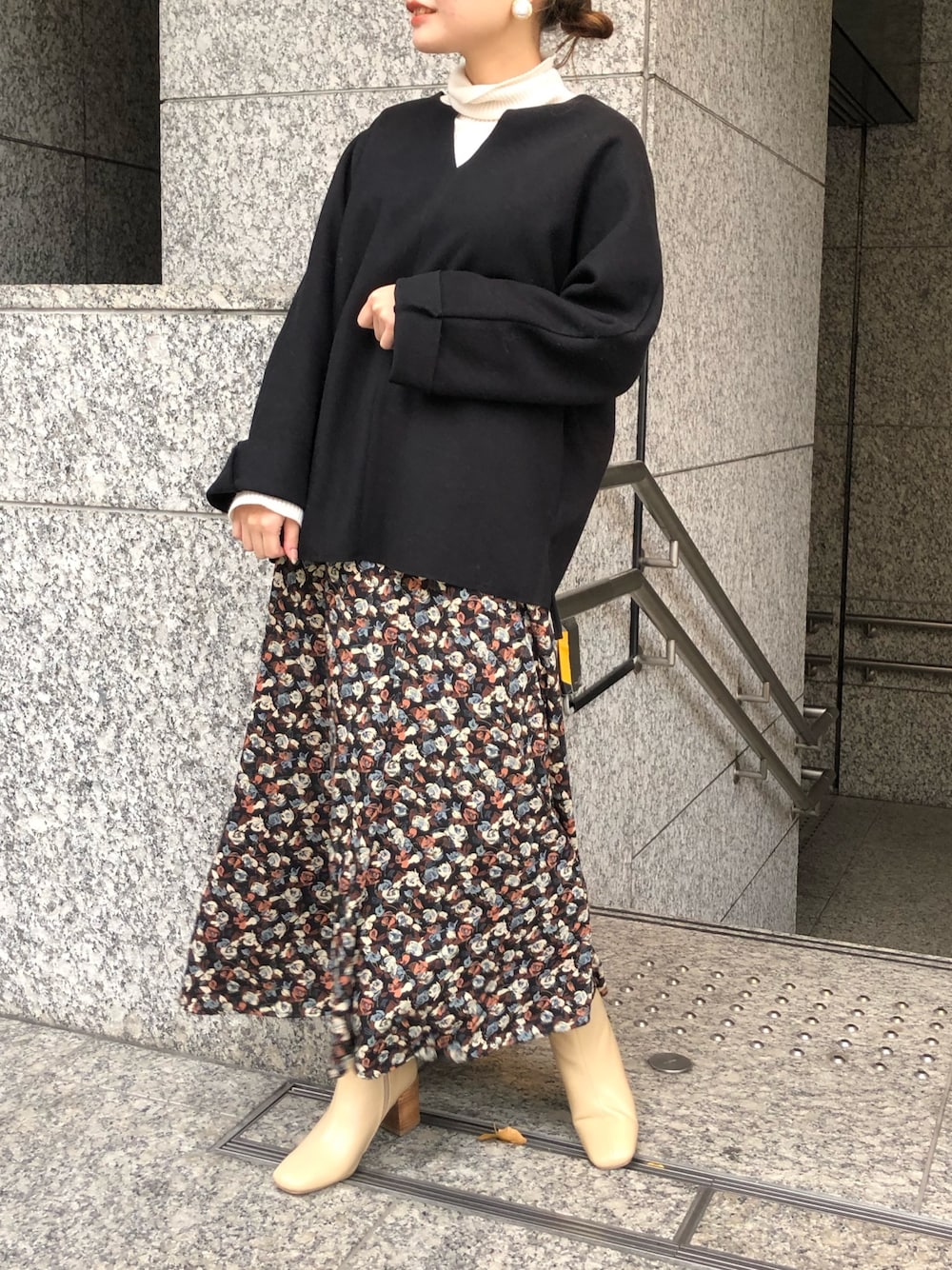 「シンプルコーデ、オトナカジュアル、オトナ女子、ブラックコーデ、花柄、花柄スカート、ブーツ、スカート、冬コーデ、春コーデ」｜「un dix corsの定番のマストアイテム　ビクトリーリブタートルニット（無地）（ニット/セーター、ホワイト系）」を使った、reaさん（レディース・156cm）の冬コーディネートの1枚目の写真