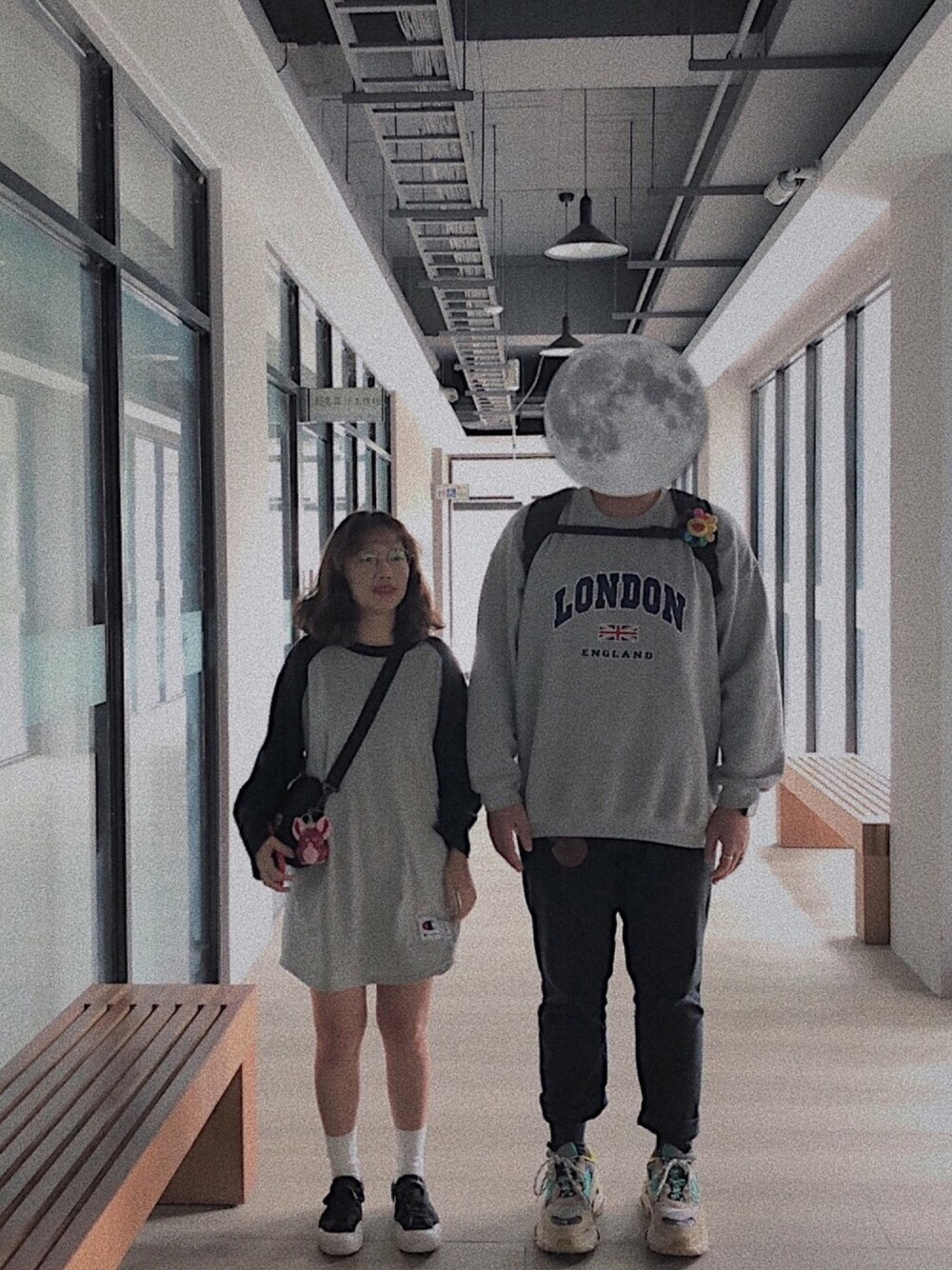 「ootd、school style」｜「UNIQLOのアイテム（チノパンツ、ブラック系）」を使った、邱羽瑄さん（メンズ・184cm）の春コーディネートの1枚目の写真