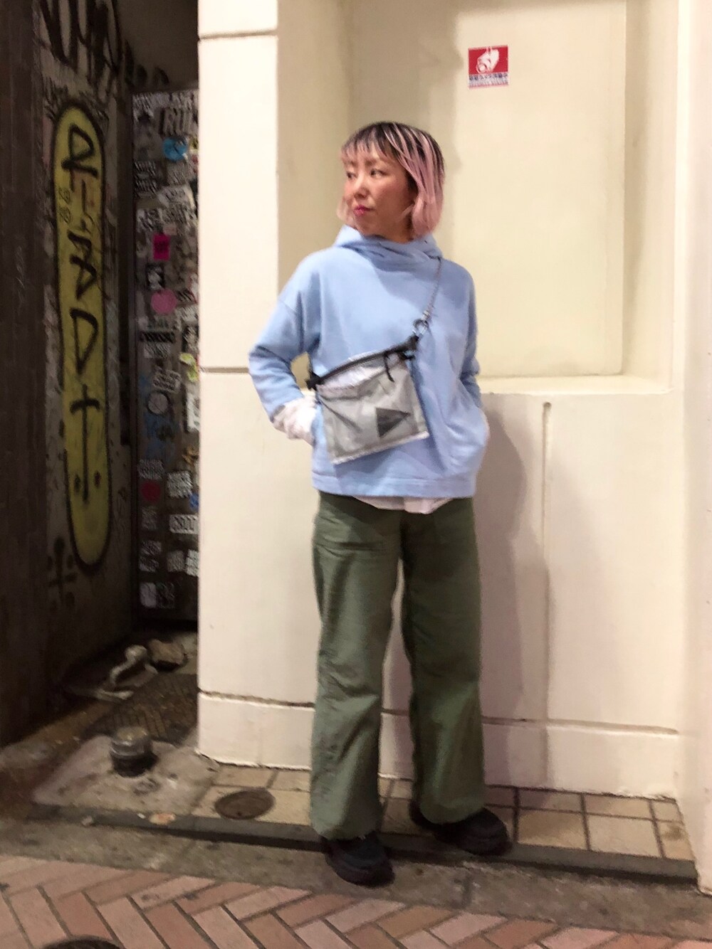「カジュアルコーデ、シンプル、パーカー、ベーカーパンツ、HOKAONEONE、BONDI6、and wander、サコッシュ、BEAVER、低身長」｜「URVINのUrvin/アービン　BAKER PANTS WIDE/ワイドベイカーパンツ（その他パンツ、グリーン系）」を使った、yamaayuさん（レディース・151cm）の冬コーディネートの1枚目の写真