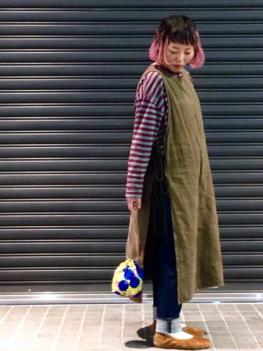 ブルー系のデニムパンツ、ブルー系のデニムパンツ、イエロー系のポーチを着用したレディースの春コーディネートの1枚目の写真