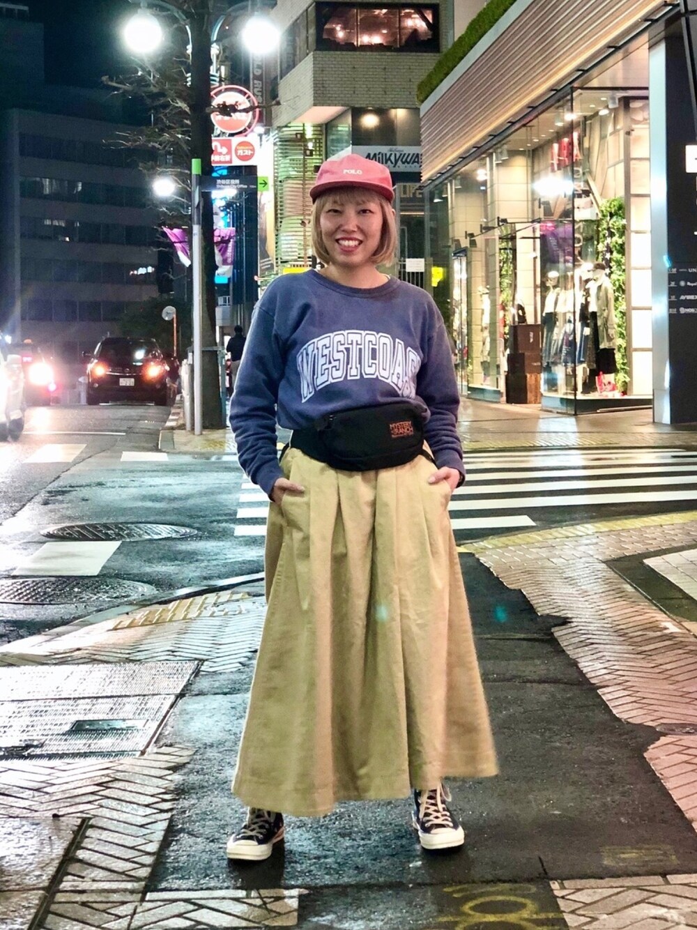 「春コーデ、アメカジ、ウエストマーク、ウエストポーチ、GRAMICCI、ロングスカート、キャップ、コンバース、converse、ロゴスウェット」｜「GramicciのGRAMICCI/グラミチ　TALECUT SKIRT テイルカットスカート GLSK-20S002（スカート、ベージュ系）」を使った、yamaayuさん（レディース・151cm）の冬コーディネートの1枚目の写真