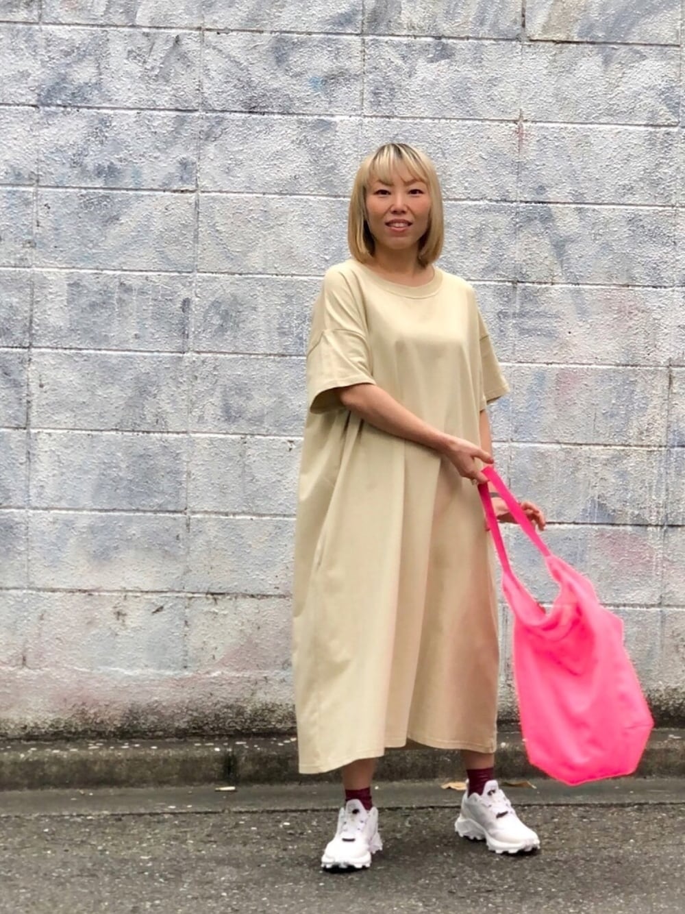 「シンプル、春コーデ、ベージュ、ワンピース、Tシャツワンピ、SALOMON、白スニーカー、メッシュバッグ、低身長、ゆるコーデ」｜「F/CE. のF/CE./エフ シーイー　別注 SHELTEC T-ONEPIECE シェルテックTワンピース（ワンピース、ベージュ系）」を使った、yamaayuさん（レディース・151cm）の春コーディネートの1枚目の写真
