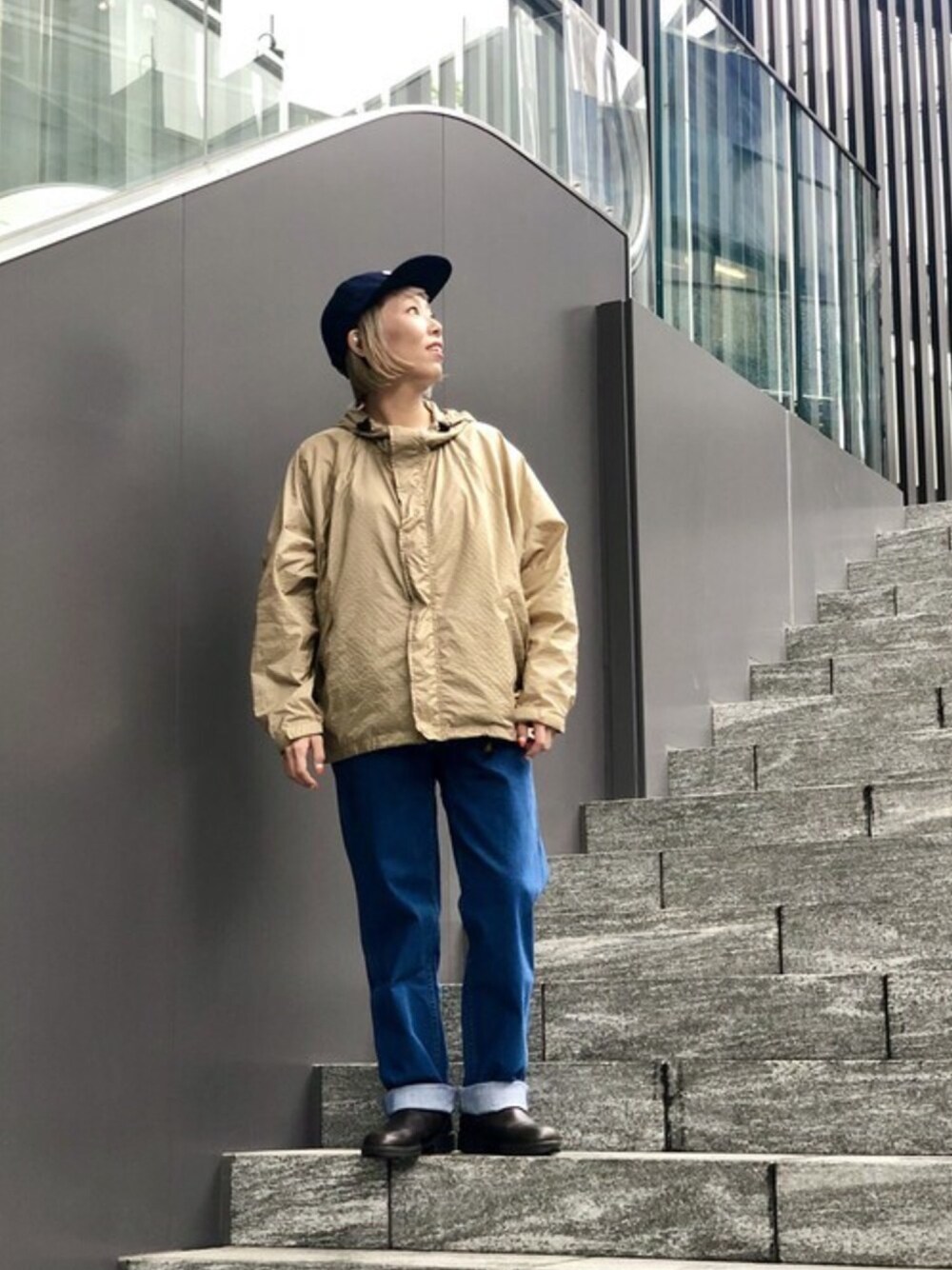 「ベージュ、キャップ、メンズライク、デニムパンツ、ナイロンジャケット、グラミチ、低身長、カジュアルコーデ、雨の日コーデ、blundstone」｜「GramicciのGRAMICCI/グラミチ　別注 5 POCKET BUGGY DENIM PANTS 別注ファイブポケットバギーデニムパンツ（デニムパンツ、ブルー系）」を使った、yamaayuさん（レディース・151cm）の春コーディネートの1枚目の写真