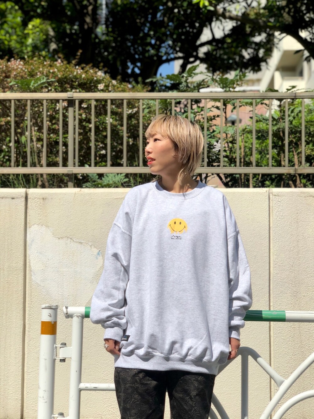 「休日コーデ、秋のコーデ、スウェット、オーバーサイズ、ゆるコーデ、ニコちゃん、柄パンツ、メンズライク、低身長、カジュアル」｜「MANASTASHのMANASTASH/マナスタッシュ　MOON SMILE SWEAT SHIRTS ムーンスマイルスウェットシャツ（スウェット、グレー系）」を使った、yamaayuさん（レディース・151cm）の秋コーディネートの1枚目の写真