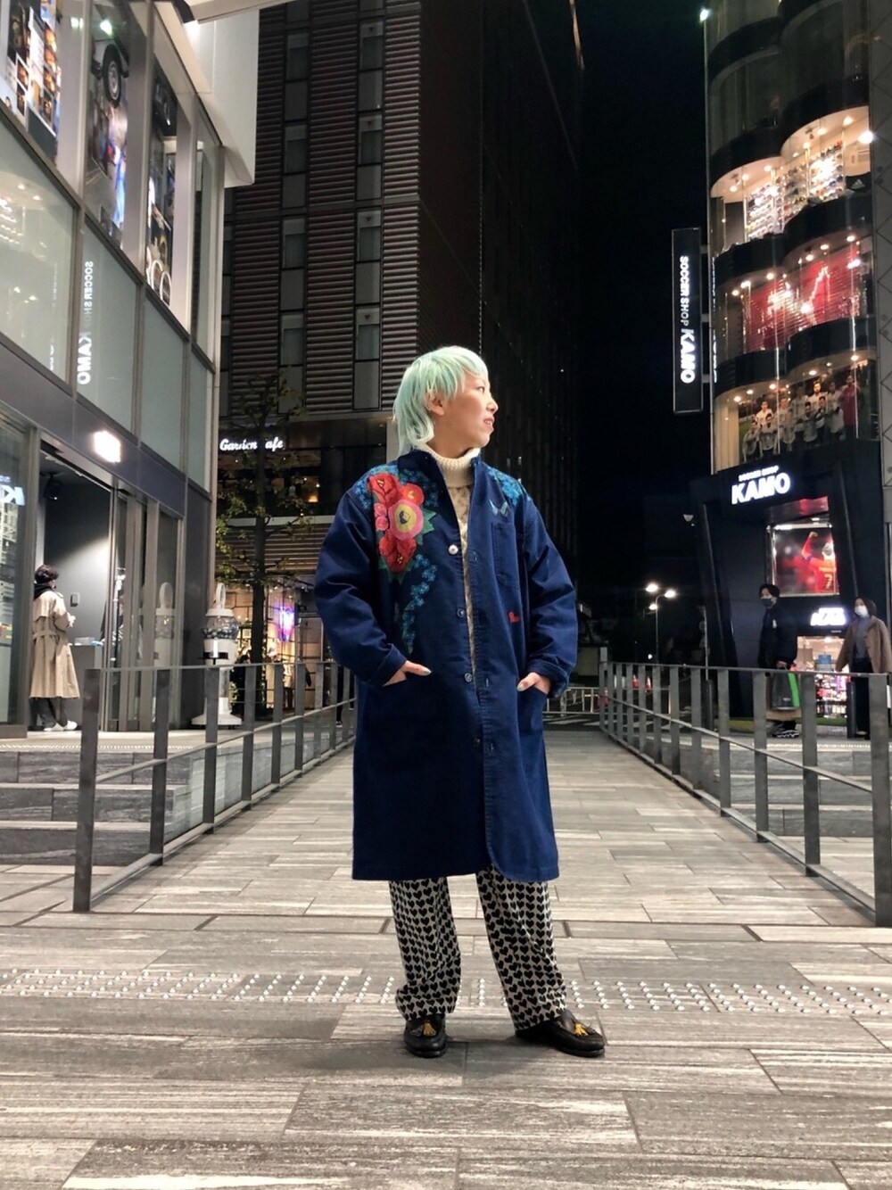 「コート、柄パンツ、別注、ボヘミアンズ、白ニット、タートルネックニット、新作、パンツスタイル、インディゴ、低身長コーデ」｜「INVERALLANのINVERALLAN / インバーアラン　1A ROLL タートルネックセーター（ニット/セーター、ベージュ系）」を使った、yamaayuさん（レディース・151cm）の冬コーディネートの1枚目の写真