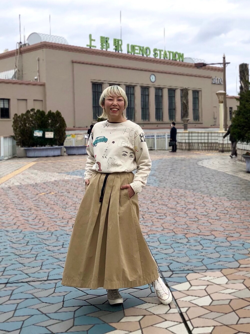 「コンバース、カジュアル、ワントーンコーデ、ベージュ、ロングスカート、ボヘミアンズ、春コーデ、低身長、着回しコーデ、チノスカート」｜「BOHEMIANSのBOHEMIANS/ボヘミアンズ　別注ROSY SWEAT BOAT NECK L/S TEE（スウェット、ベージュ系）」を使った、yamaayuさん（レディース・151cm）の春コーディネートの1枚目の写真