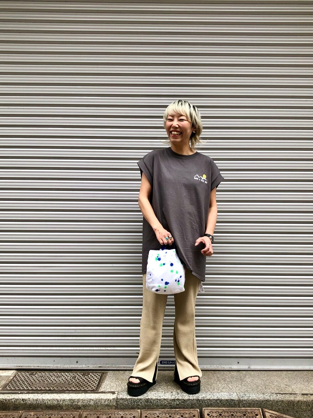 「トートバッグ、シンプル、ドクターマーチン、マナスタッシュ、休日コーデ、パンツスタイル、フレアパンツ、低身長、厚底サンダル、ロングTシャツ」｜「MANASTASHのMANASTASH/マナスタッシュ　Ws OVAL SMILE TEE FOR BEAVER 別注オーバルスマイルＴ（Tシャツ/カットソー、グレー系）」を使った、yamaayuさん（レディース・151cm）の春コーディネートの1枚目の写真