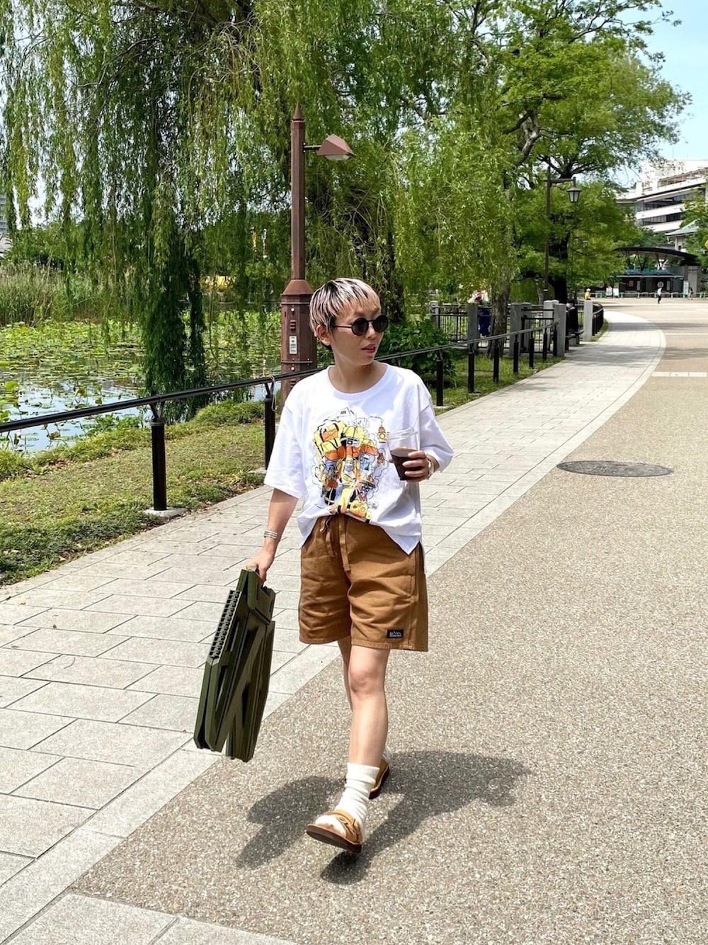 「夏、アウトドア、ショートパンツ、サングラス、休日スタイル、キャンプ、プリントT、ピクニック、低身長、ゆるコーデ」｜「MANASTASHのMANASTASH/マナスタッシュ　Ws BENLAMB VESPA TEE 　ベンラムＴ（Tシャツ/カットソー、ホワイト系）」を使った、yamaayuさん（レディース・151cm）の春コーディネートの1枚目の写真