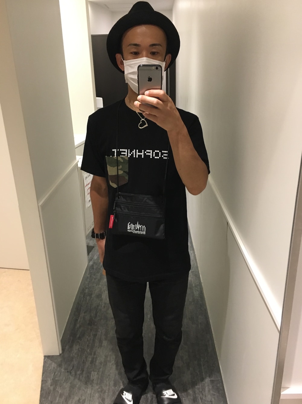 ホワイト系のTシャツ/カットソー、ブラック系のデニムパンツ、ブラック系のハットを着用したメンズの夏コーディネートの1枚目の写真