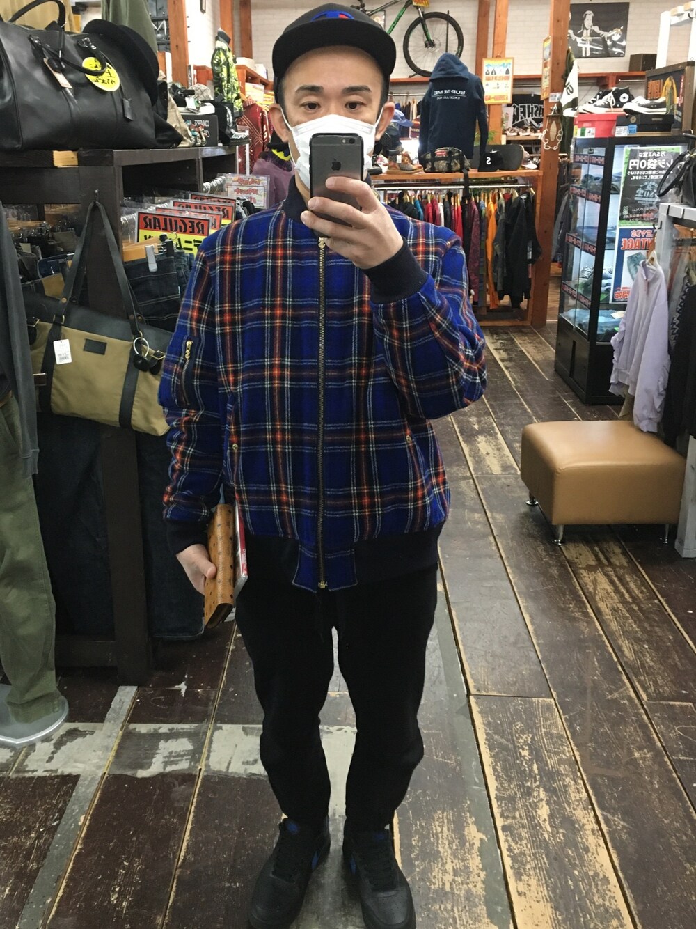 「SWAGGERのアイテム（MA-1、ブルー系）」を使った、マイケルタクーヤさん（メンズ・167cm）の冬コーディネートの1枚目の写真