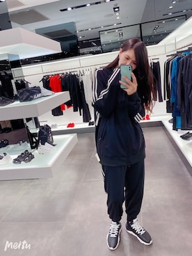 「Y-3（ワイスリー）のM 3 STP TRACK JACKET（ブルゾン、ブラック系）」を使った、芽芽さん（レディース・173cm）の春コーディネート