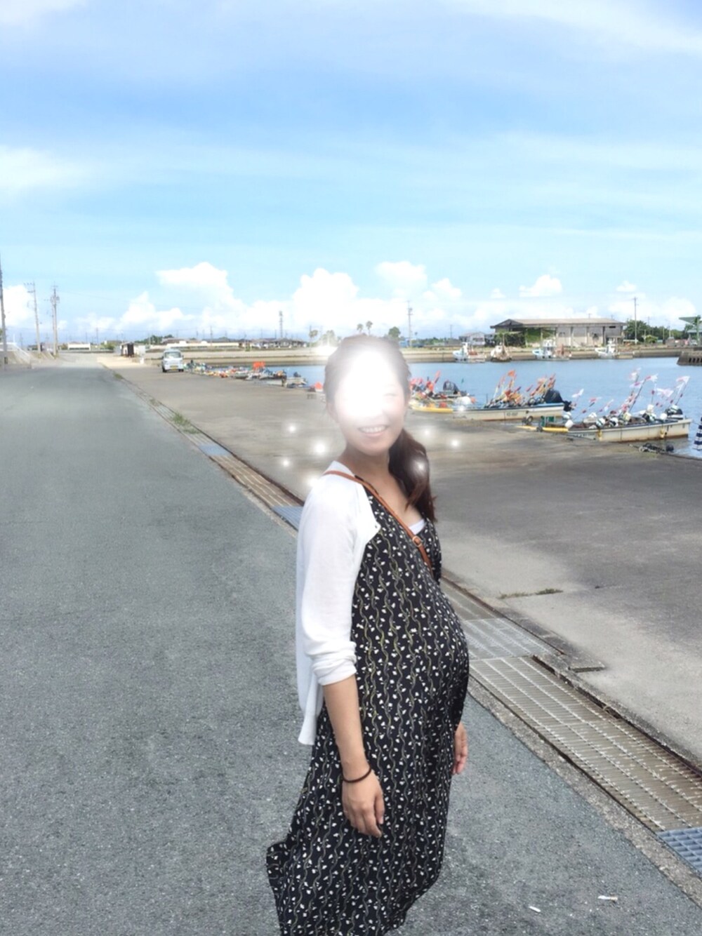 「マタニティコーデ、おしゃれさんと繋がりたい」｜「SLOBE IENAのストライプフラワーワンピース◆（ワンピース、ブラック系）」を使った、manasmomさん（レディース・157cm）の冬コーディネートの1枚目の写真