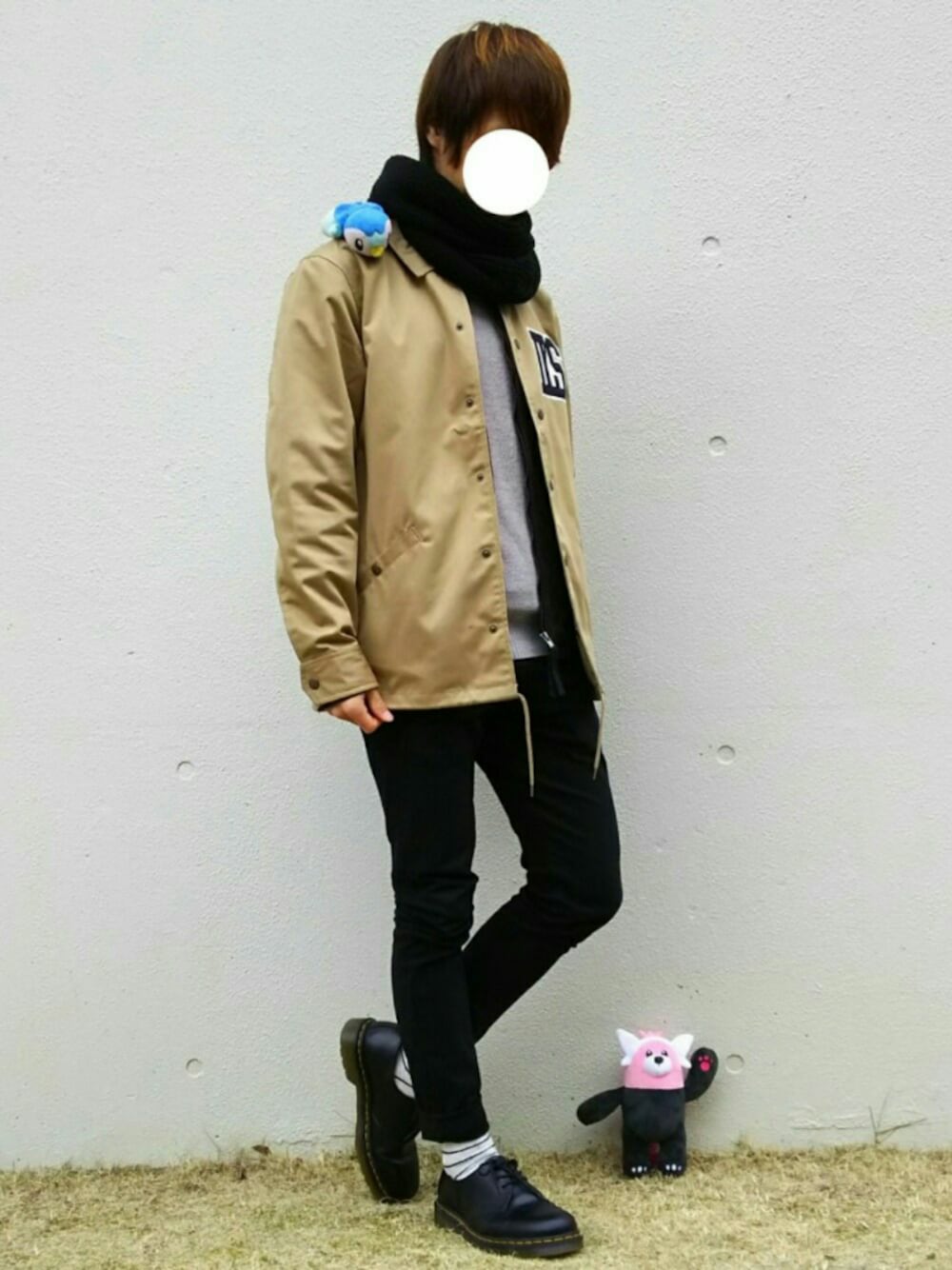 「コーチジャケット、黒スキニー、Dr.Martens、ニット、シンプル、冬コーデ、スヌード、冬、キテルグマ、ポッチャマ」｜「Pokémon Centerのアイテム（その他雑貨、ピンク系）」を使った、こーせ︎︎︎︎︎︎︎︎さん（メンズ・169cm）の冬コーディネートの1枚目の写真