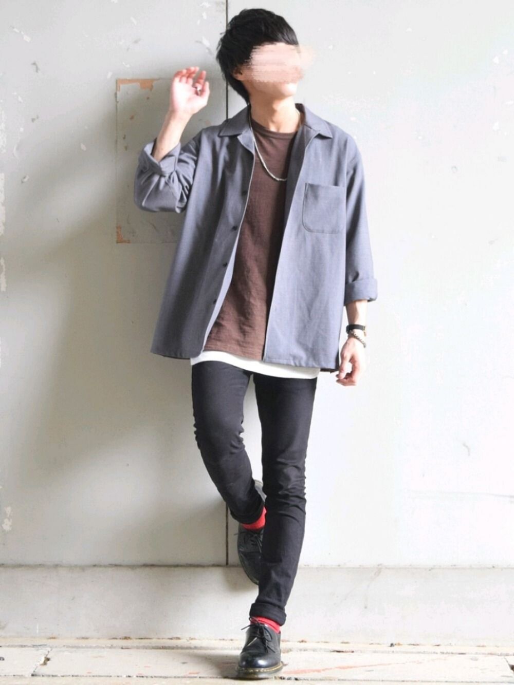 グレー系のシャツ/ブラウス、ホワイト系のタンクトップ、ブラウン系のTシャツ/カットソーを着用したメンズの春コーディネートの1枚目の写真