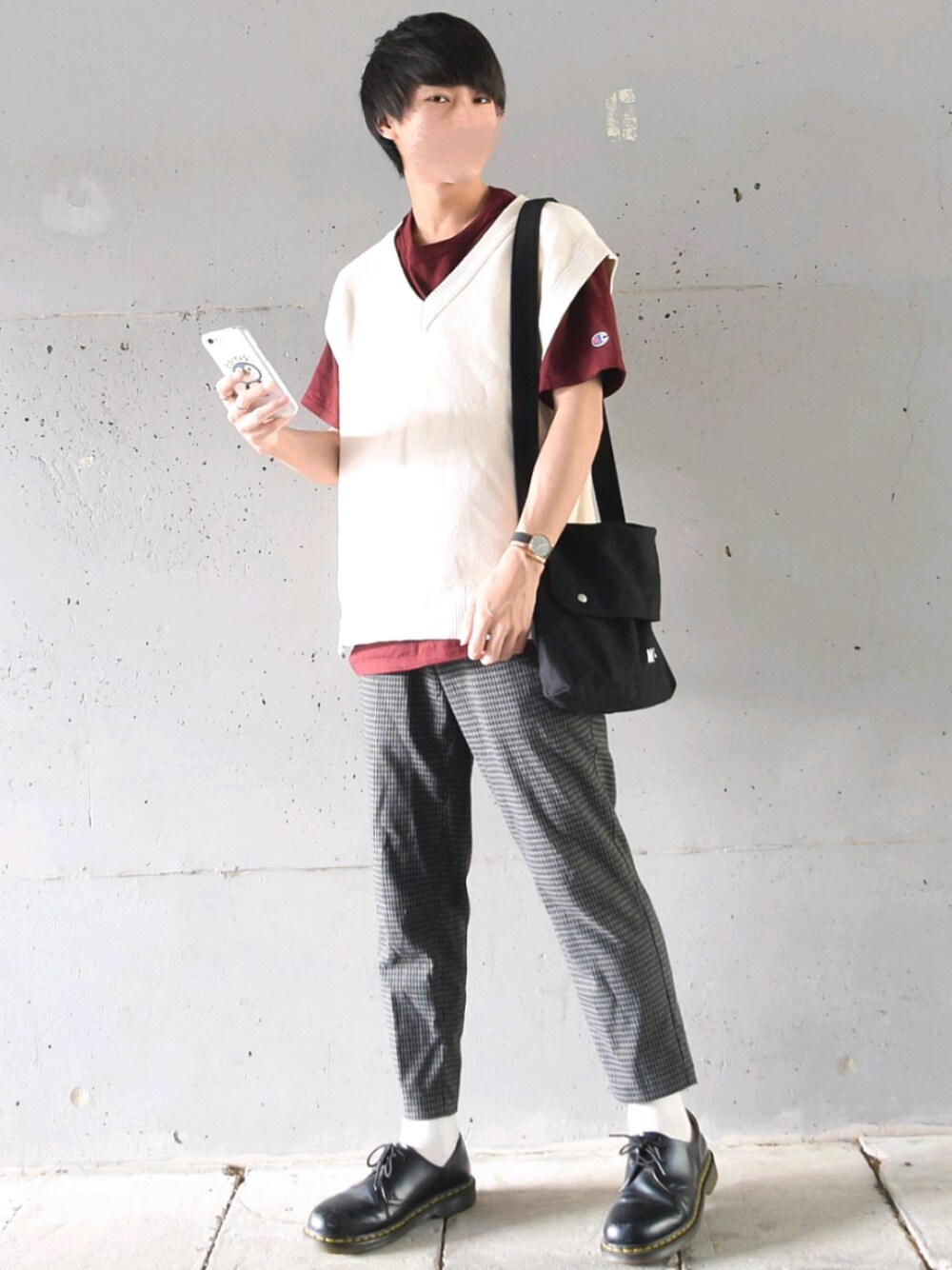 ブラック系のブーツ、レッド系のTシャツ/カットソー、ブラック系のショルダーバッグを着用したメンズの夏コーディネートの1枚目の写真