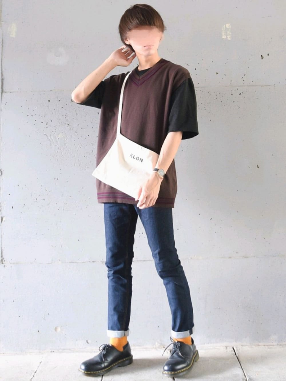 「ニットベスト、チルデンニット、GU、GUコーデ、全身GU、スキニーデニム、デニムパンツ、サコッシュ、きれいめカジュアル、プチプラ」｜「GUのアイテム（Tシャツ/カットソー、ブラック系）」を使った、こーせ︎︎︎︎︎︎︎︎さん（メンズ・169cm）の夏コーディネートの1枚目の写真