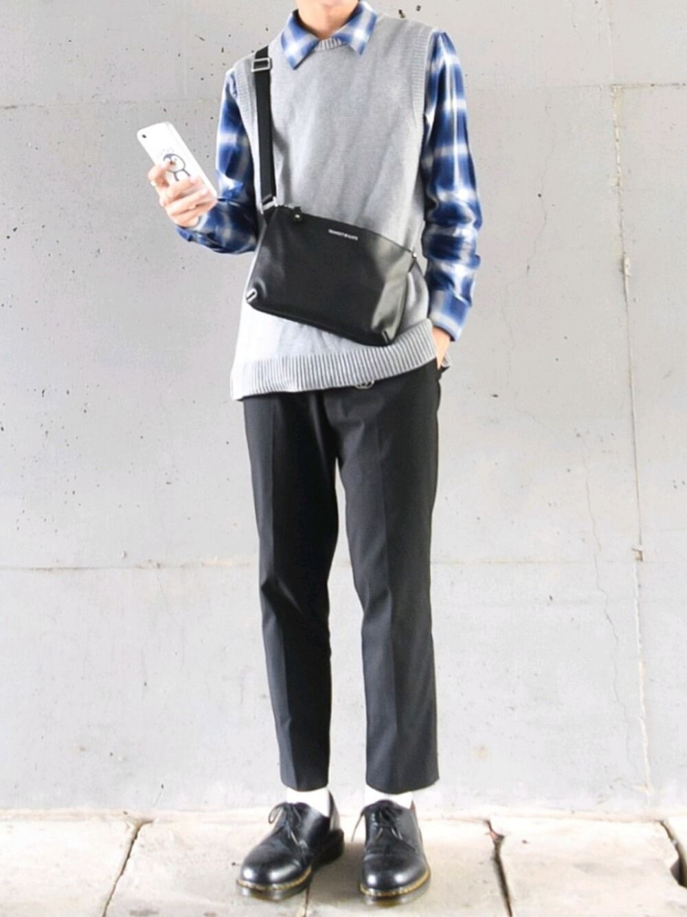 「ニットベスト、大人トレンドカジュアル、チェックシャツ、きれいめカジュアル、シンプル、プチプラ、UNIQLO、ユニクロコーデ、スラックス、キレイめ」｜「DEVICEの★WEARISTAじーたーくん着用★ TransitGate G2 本革サコッシュバッグ <WEB限定商品>（ショルダーバッグ、ブラック系）」を使った、こーせ︎︎︎︎︎︎︎︎さん（メンズ・169cm）の秋コーディネートの1枚目の写真