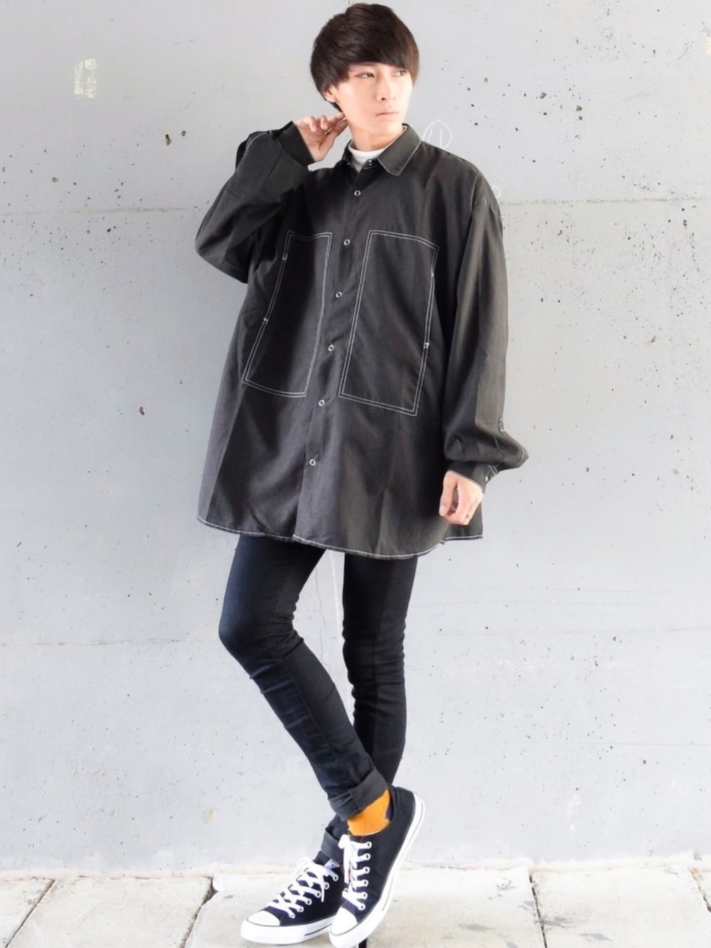 ブラック系のスニーカー、ブラック系のその他パンツ、ホワイト系のTシャツ/カットソーを着用したメンズの秋コーディネートの1枚目の写真