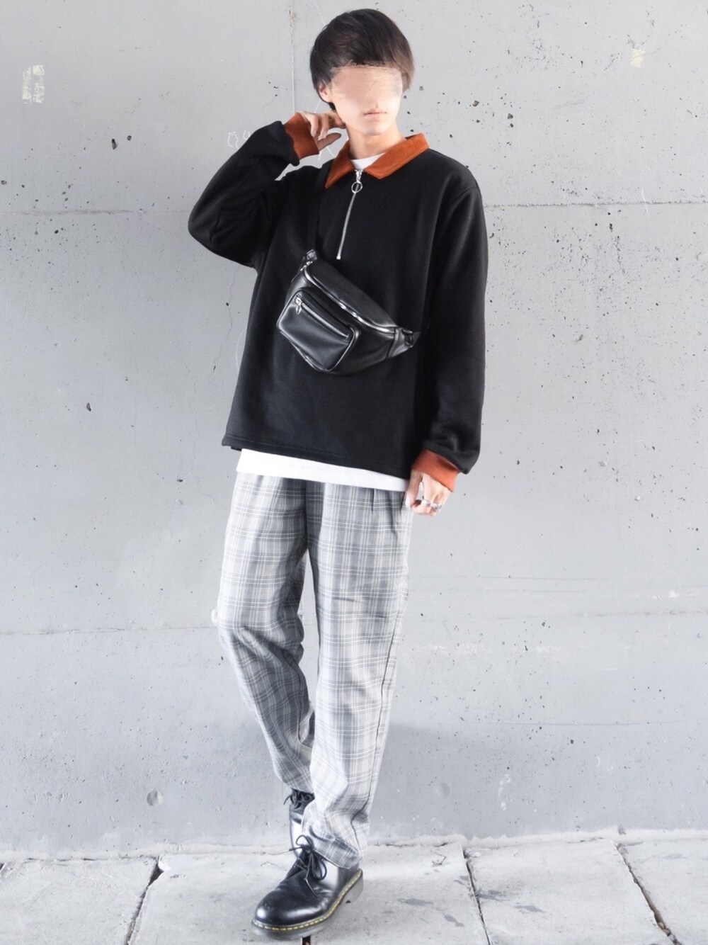 ブラック系のスウェット、ホワイト系のTシャツ/カットソー、グレー系のチノパンツを着用したメンズの冬コーディネートの1枚目の写真