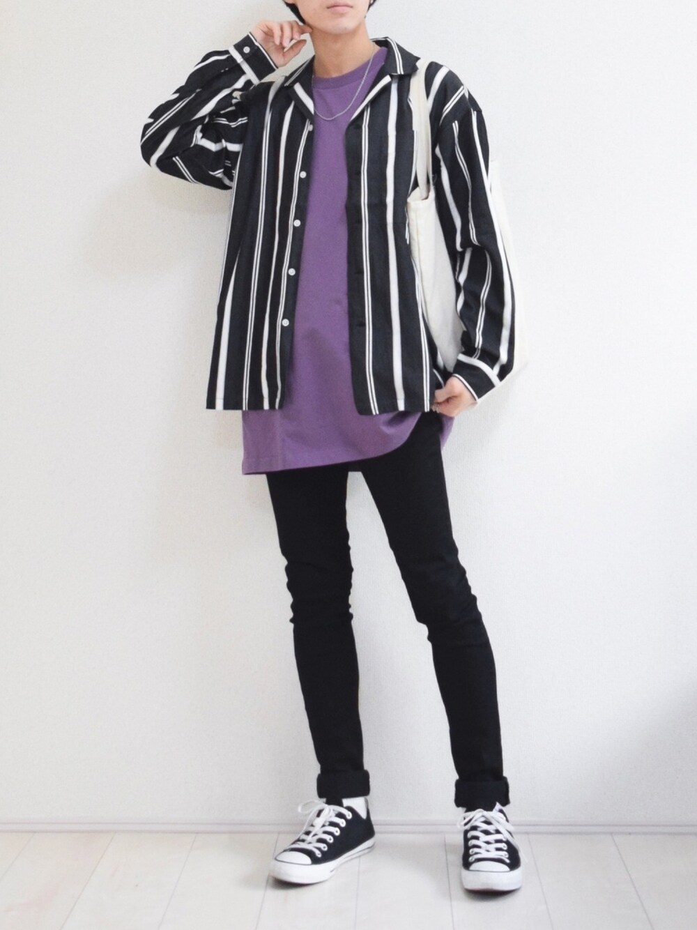 「おうちファッション、部屋撮り、ストライプシャツ、オープンカラーシャツ、パープル、シンプル、プチプラ、黒スキニー、コンバース、トートバッグ」｜「RAGEBLUEのオープンカラーストライプシャツ/875644（シャツ/ブラウス、ブラック系）」を使った、こーせ︎︎︎︎︎︎︎︎さん（メンズ・169cm）の春コーディネートの1枚目の写真