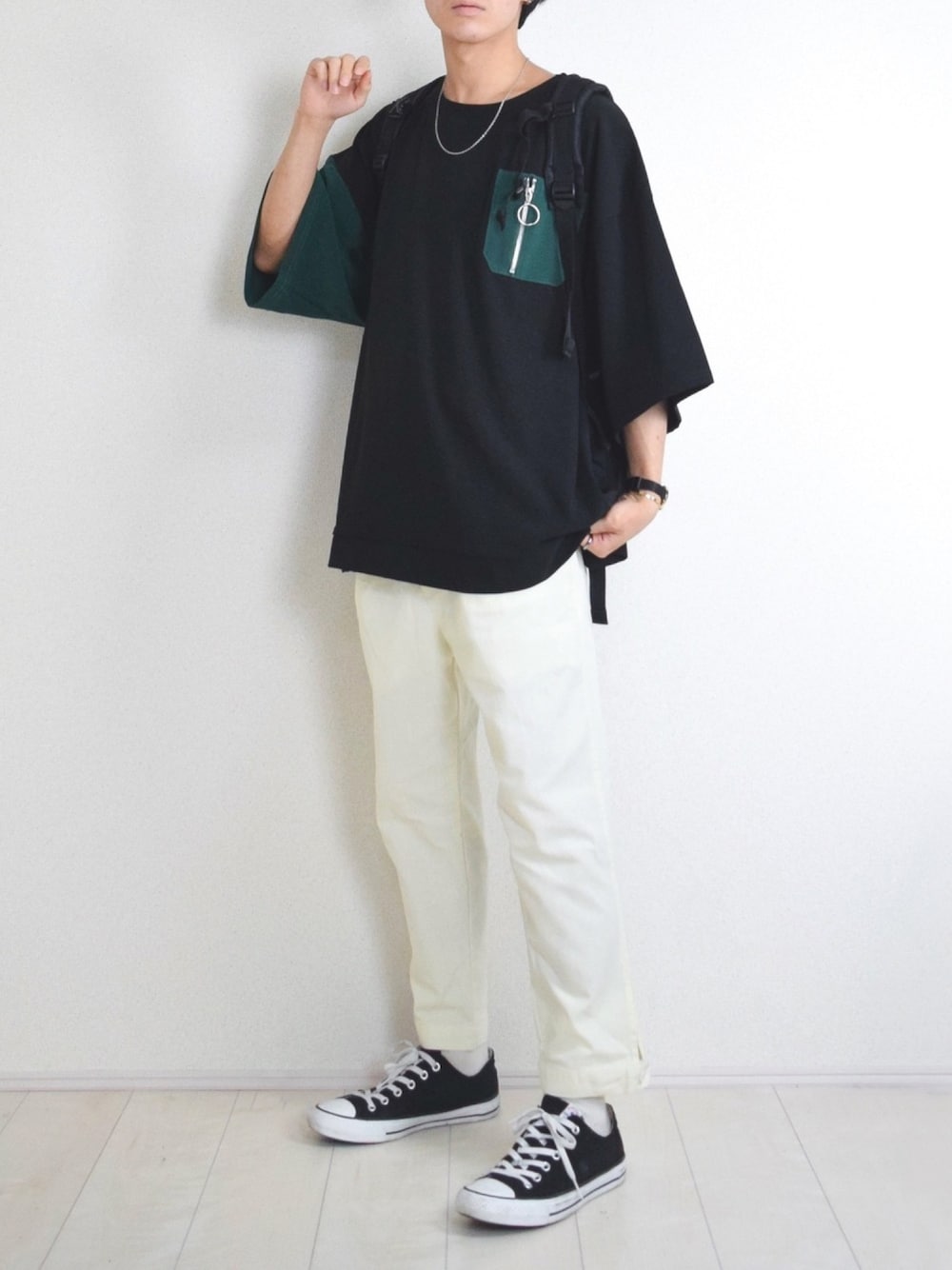 「白パンツ、Tシャツ、スニーカーコーデ、ワイドパンツ、夏コーデ、リングジップ、おうちファッション、シンプルコーデ、プチプラコーデ、リュック」｜「MinoriTYの【コラボ「MinroriTY × ファッションインフルエンサー こーせ」】ツートーンリングジップポケットTシャツ ビッグシルエット（Tシャツ/カットソー、ブラック系）」を使った、こーせ︎︎︎︎︎︎︎︎さん（メンズ・169cm）の春コーディネートの1枚目の写真