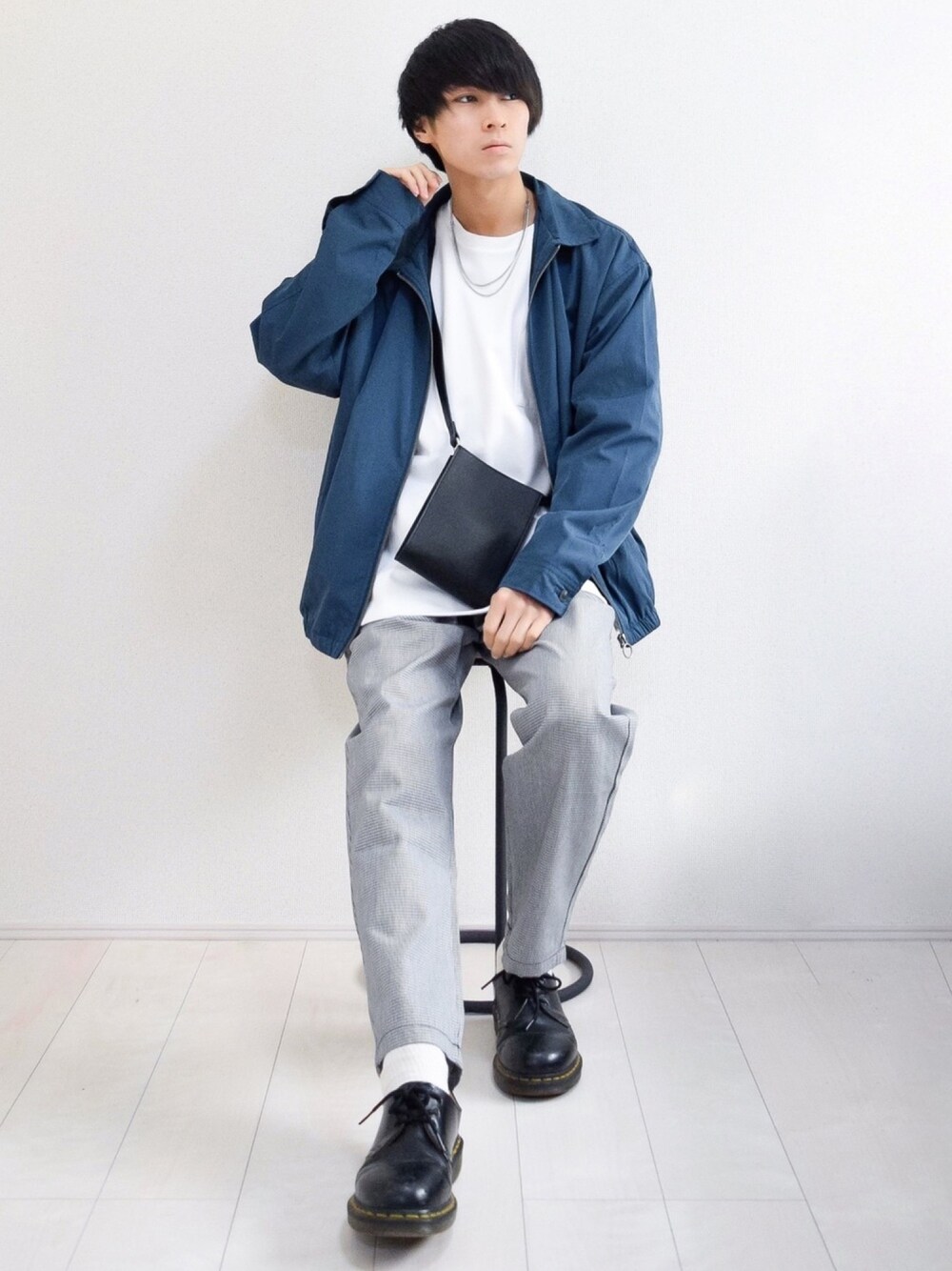 「スウィングトップ、白Tシャツ、シェフパンツ、チェックパンツ、GU、GUコーデ、おうちファッション、ショルダーバッグ、シンプルコーデ、プチプラコーデ」｜「ZIP FIVEのT/Cキャンバス スイングトップ（ブルゾン、ブルー系）」を使った、こーせ︎︎︎︎︎︎︎︎さん（メンズ・169cm）の春コーディネートの1枚目の写真