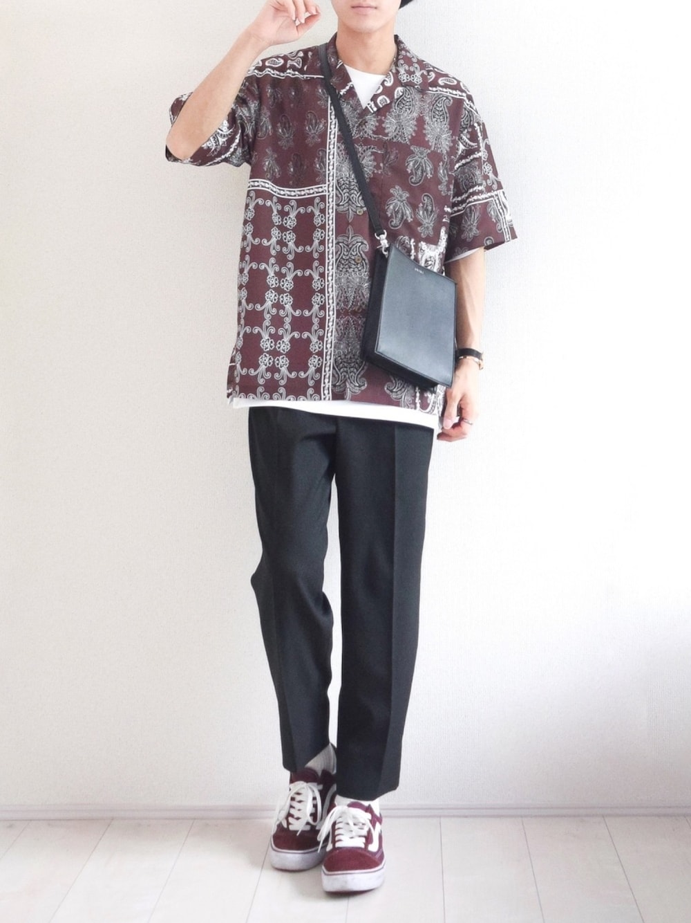 ブラウン系のシャツ/ブラウス、ホワイト系のTシャツ/カットソー、ブラック系のセットアップを着用したメンズの春コーディネートの1枚目の写真