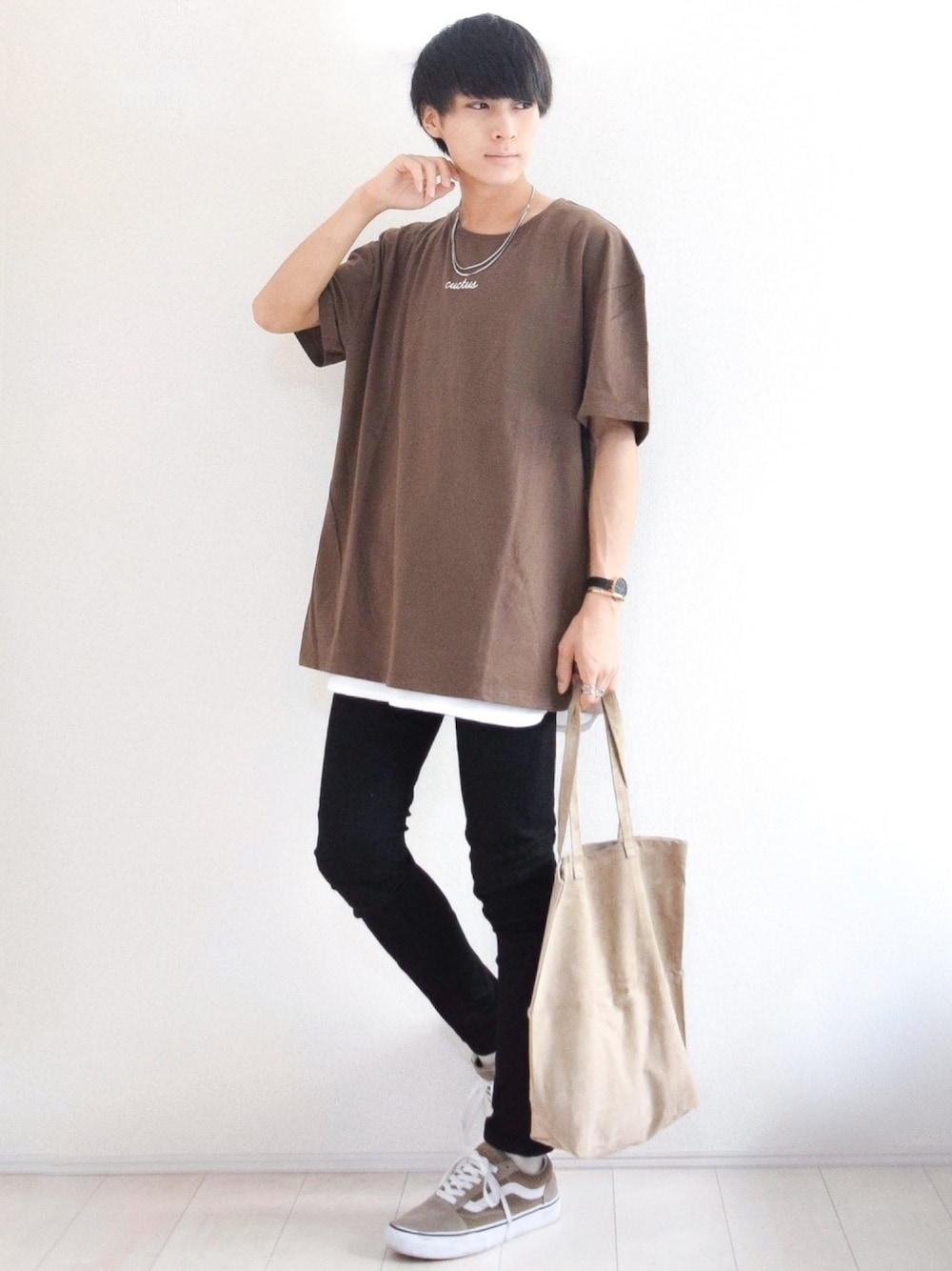 ブラウン系のTシャツ/カットソー、ホワイト系のタンクトップ、ブラック系のデニムパンツを着用したメンズの夏コーディネートの1枚目の写真