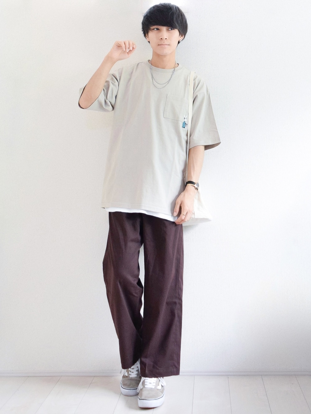 「夏だ！Tシャツ着よう！、ワントーンコーデ、レイヤードスタイル、オーバーサイズ、ビッグシルエット、大人カジュアル、リラックススタイル、夏コーデ、巾着バッグ、ワイドパンツ」｜「PLAYBOYの＜WEB限定＞【PLAYBOY/プレイボーイ】別注刺繍Tシャツ/887212（Tシャツ/カットソー、ベージュ系）」を使った、こーせ︎︎︎︎︎︎︎︎さん（メンズ・169cm）の夏コーディネートの1枚目の写真