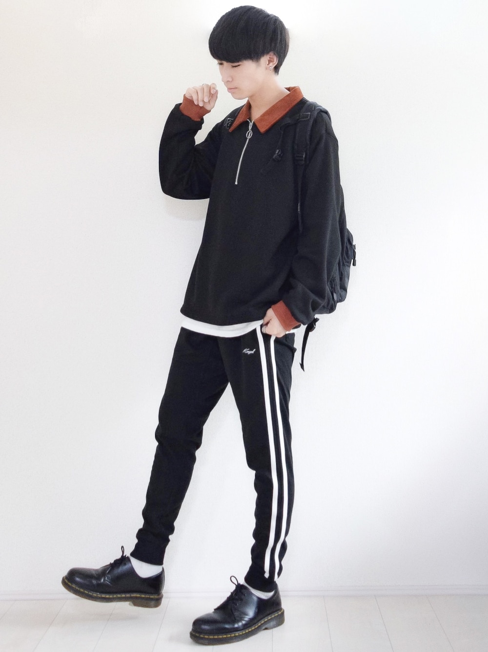 「スウェット、レイヤードスタイル、ラインパンツ、トラックパンツ、スポーツミックス、秋コーデ、秋服準備はじめました、プチプラ、KANGOL、きれいめカジュアル」｜「INTER FACTORYのファッションインフルエンサー こーせ × INTER FACTORY　襟コーデュロイハーフジップスウェット（スウェット、ブラック系）」を使った、こーせ︎︎︎︎︎︎︎︎さん（メンズ・169cm）の秋コーディネートの1枚目の写真
