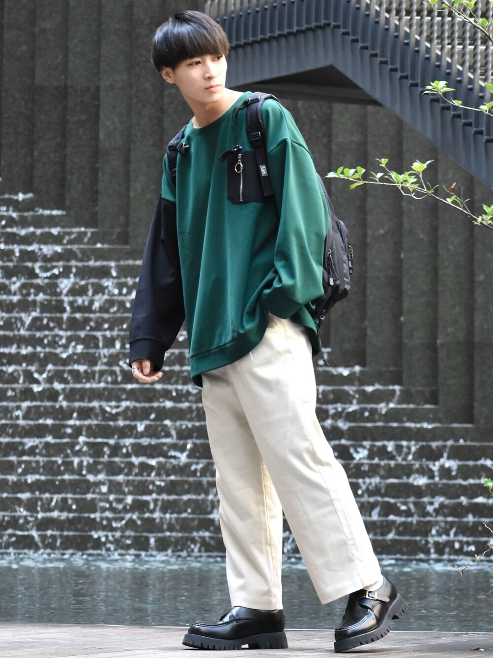 「ロンT、春コーデ、グリーン、ワイドパンツ、白パンツ、ゆるコーデ、リュック、ローファー、プチプラ、ビッグシルエット」｜「MinoriTYの【コラボ「MinroriTY × ファッションインフルエンサー こーせ」】ツートーンリングジップポケットロンT（Tシャツ/カットソー、グリーン系）」を使った、こーせ︎︎︎︎︎︎︎︎さん（メンズ・169cm）の冬コーディネートの1枚目の写真
