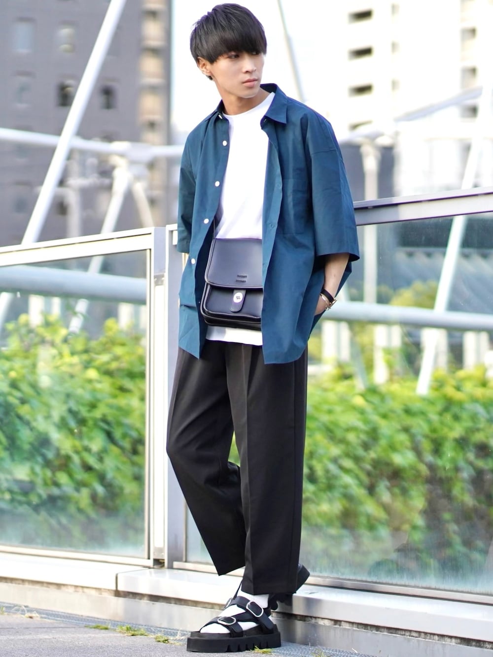 グリーン系のシャツ/ブラウス、ホワイト系のTシャツ/カットソー、ブラック系のショルダーバッグを着用したメンズの春コーディネートの1枚目の写真