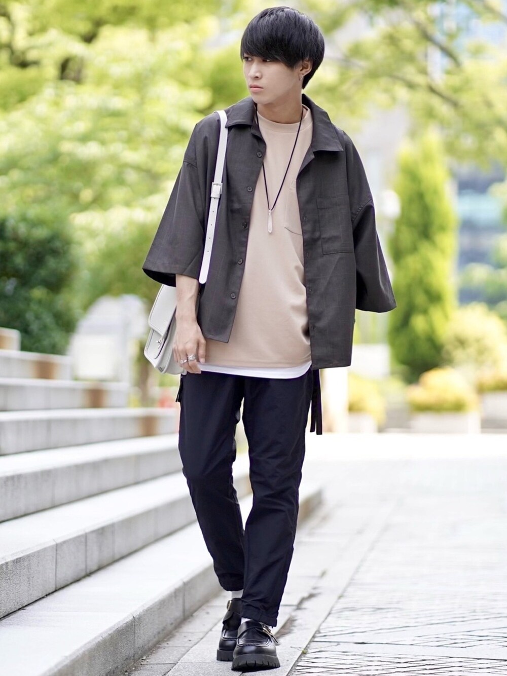 「これが私をアゲる服、柄シャツ、シンプルコーデ、プチプラ、オープンカラーシャツ、開襟シャツ、ショルダーバッグ、レザーバッグ、ローファー、スクエアバッグ」｜「shiki tokyoのOVERSIZED DOLMAN OPEN-COLLARED SHIRT / オーバーサイズドルマンオープンカラーシャツ（シャツ/ブラウス、ブラウン系）」を使った、こーせ︎︎︎︎︎︎︎︎さん（メンズ・169cm）の春コーディネートの1枚目の写真