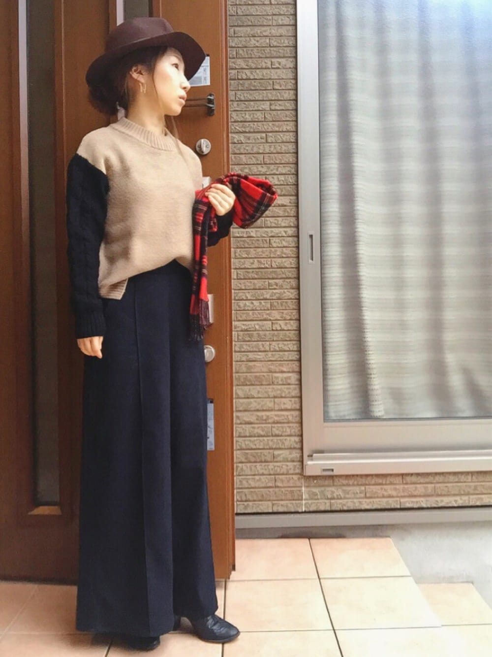 ブラック系のシューズ、ブルー系のパンツ、ベージュ系のニット/セーターを着用したレディースの冬コーディネートの1枚目の写真