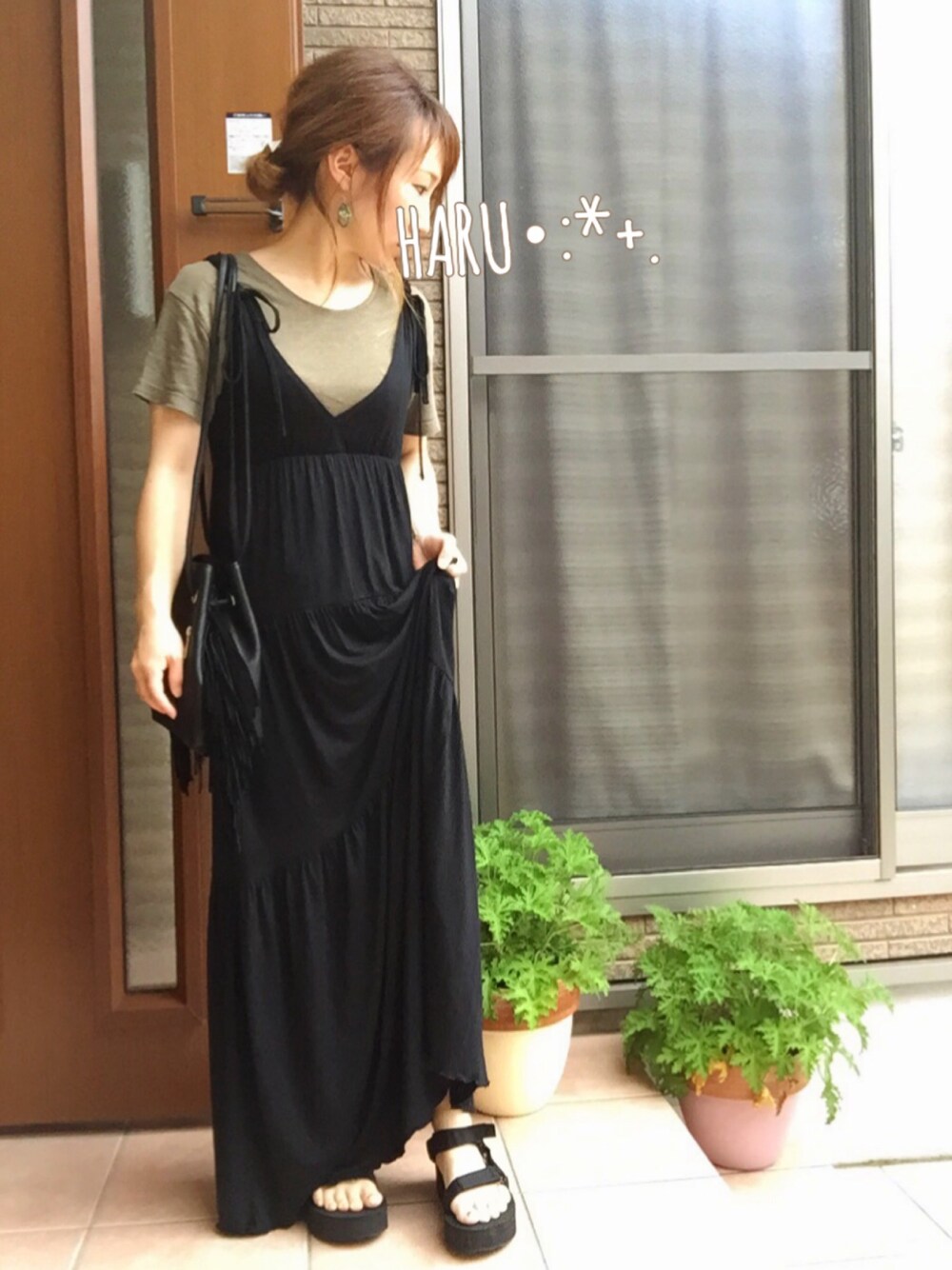 ブラック系のサンダル、ブラック系のワンピース、ブラック系のショルダーバッグを着用したレディースの夏コーディネートの1枚目の写真