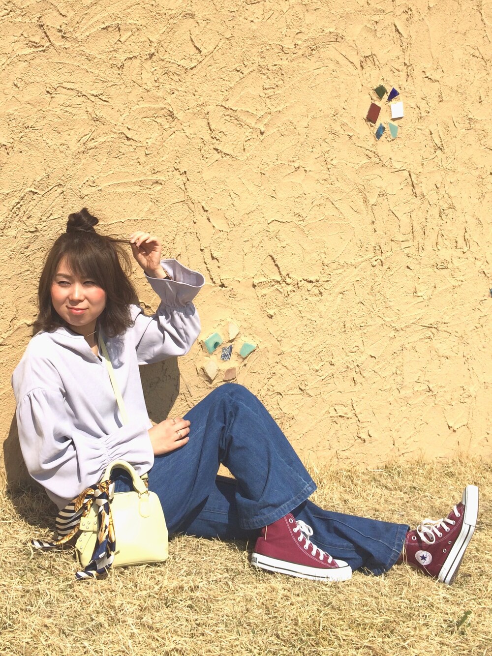 グレー系のシャツ/ブラウス、ブルー系のデニムパンツ、レッド系のスニーカーを着用したレディースの春コーディネートの1枚目の写真